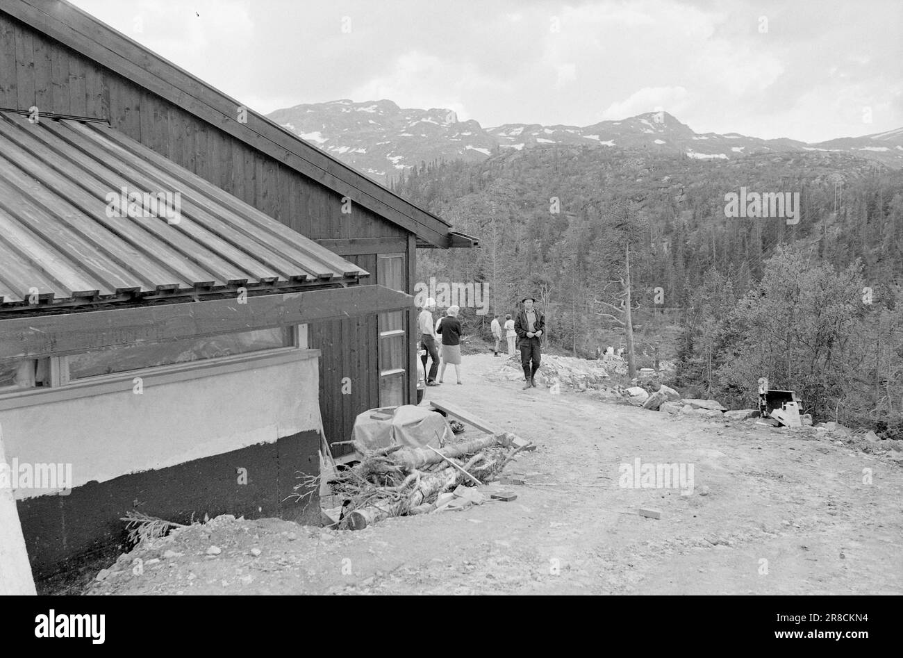 Corrente 28 - 3 - 1974: Vacanza in cabina in una nuova viaEven in Norvegia, non abbiamo spazio per un numero illimitato di cabine e case di vacanza nella nostra natura spaziosa se ci devono essere zone ancora intatte. Dobbiamo riunire più persone per ogni cabina e raccoglierle in villaggi con un buon smaltimento dei rifiuti e delle acque reflue, come è stato fatto a Gausta Fjellgrend. A Gausta Fjellgrende, 48 proprietari cooperativi possiedono otto cabine confortevoli e attraenti. Foto: Sverre A. Børretzen / Aktuell / NTB ***FOTO NON ELABORATA*** Foto Stock