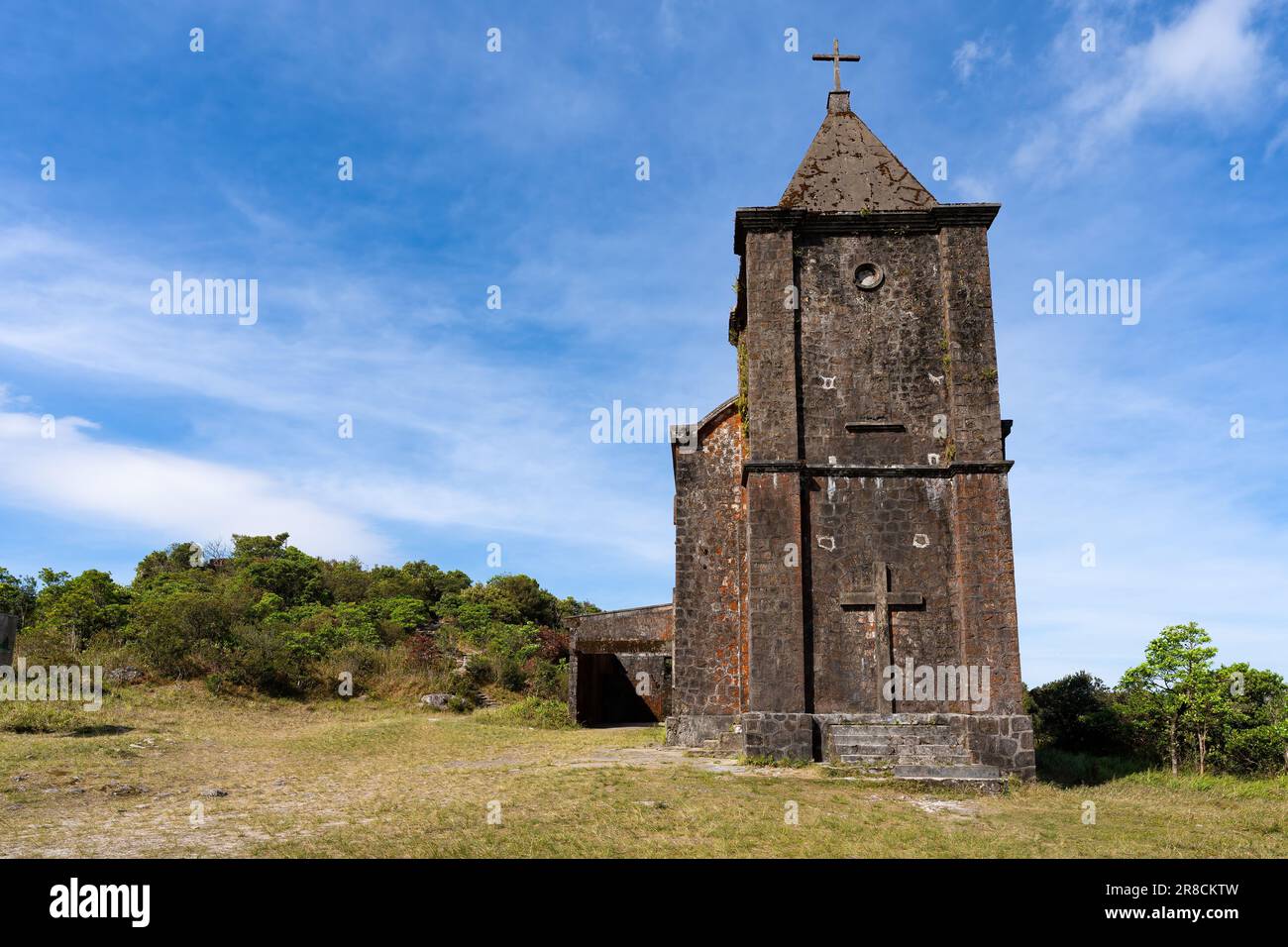 La Chiesa cattolica di Bokor su una collina in una giornata di sole in Cambogia Foto Stock