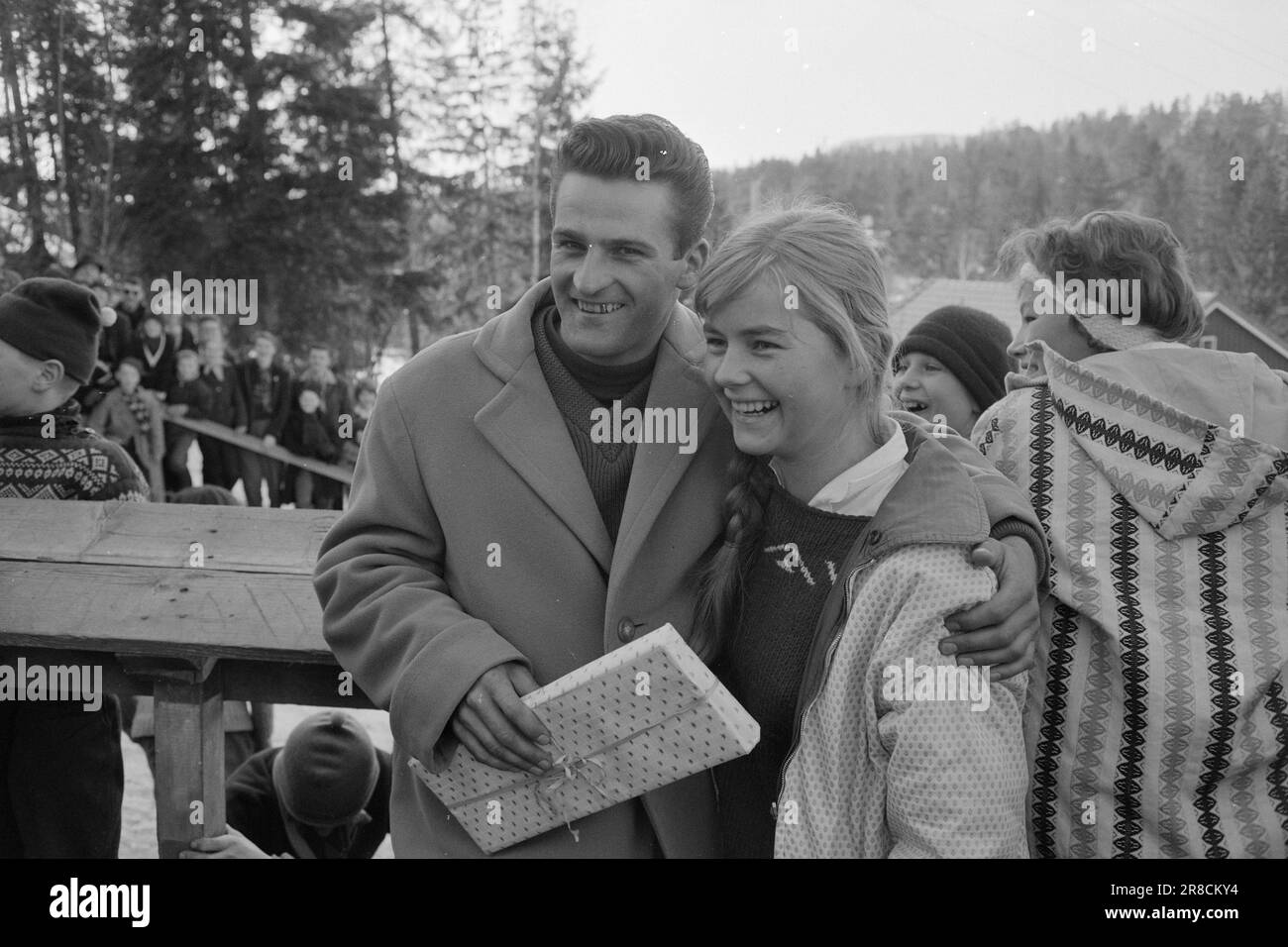 Attuale 15-3-1960: Abbiamo vinto e abbiamo vinto... I jumper hanno raccolto i record del pubblico e gli sciatori di fondo hanno fatto la storia dello sci. Foto: Sverre A. Børretzen / Aage Storløkken / Aktuell / NTB ***FOTO NON ELABORATA*** Foto Stock