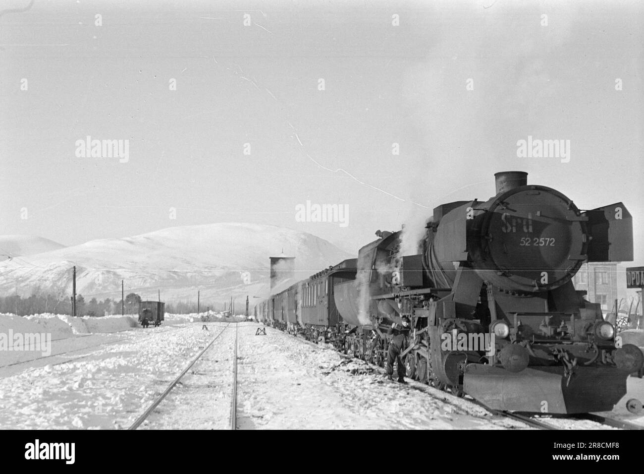 Attuale 21-3-1947: Grorud Railway WorkshopThe morti tira animali cinque anni di occupazione ha avuto un pesante tributo a tutti i tipi di attrezzature ferroviarie. I tedeschi non hanno esattamente risparmiato locomotive e vagoni, e le parti di ricambio erano estremamente difficili da ottenere. È il problema della potenza di trazione che ha impedito in primo luogo alla ferrovia di servire coloro che viaggiano in treno come avrebbe voluto. Foto: TH. Skotaam / Aktuell / NTB ***FOTO NON ELABORATA*** Foto Stock