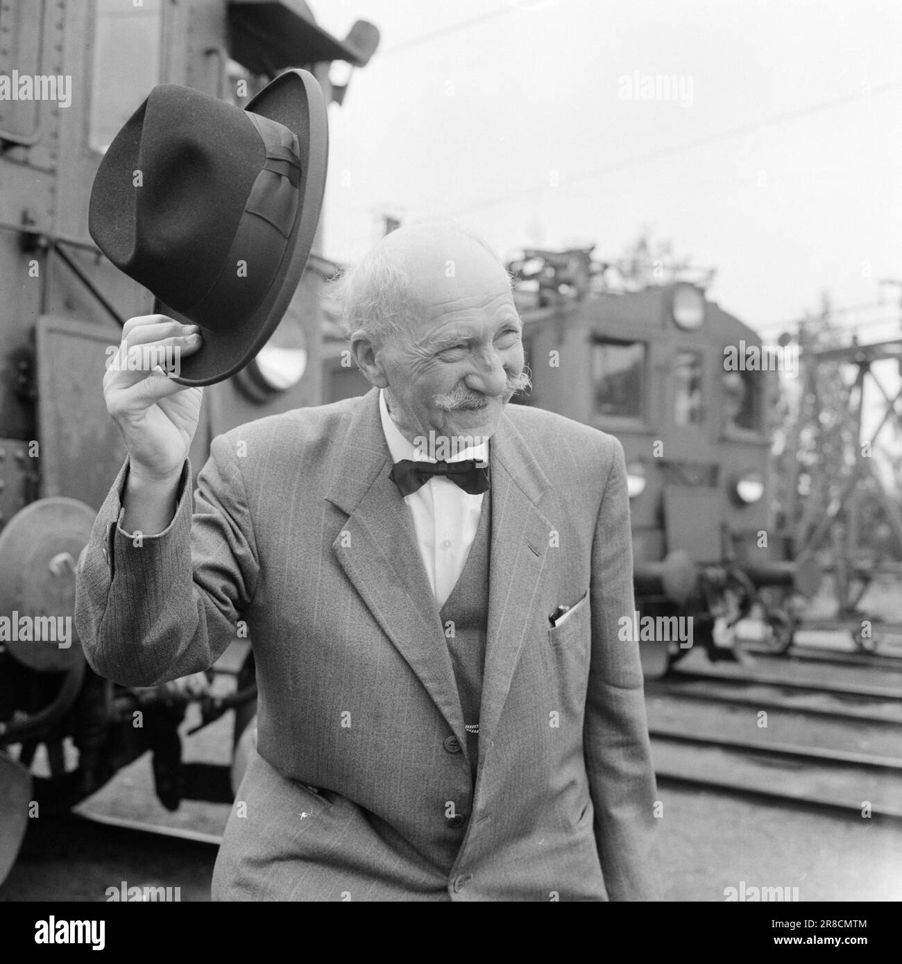 Attuale 39-7-1960: Scappatoia al confine dove si trova Morokulien oggi, si è svolta una delle più incredibili avventure illegali della guerra. La linea di collegamento principale tra il fronte di casa e il fronte esterno passava proprio davanti ai nasi delle guardie tedesche. Ex pilota di locomotive e contrabbandiere Johan Wangen. Foto: Aage Storløkken / Aktuell / NTB ***FOTO NON ELABORATA*** Foto Stock