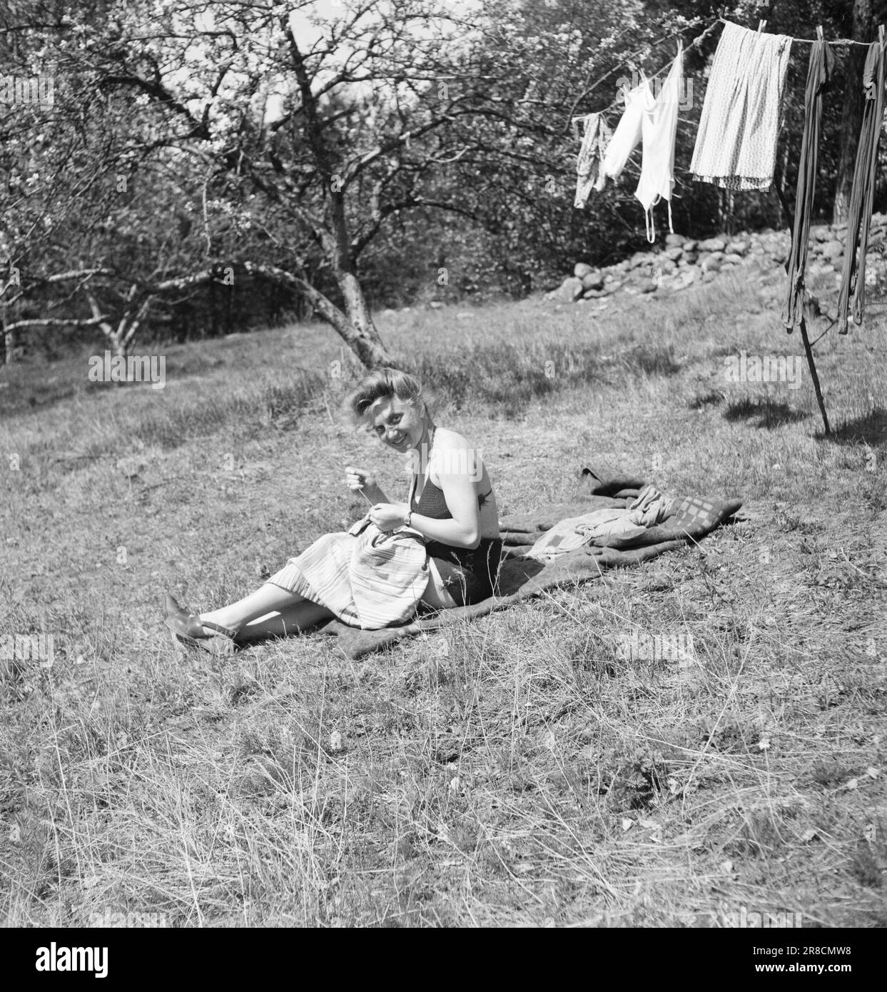 Attuale 11-2-1947: Il Jödeleieren ai nuovi cittadini norvegesi di Ystehede sabato 9 maggio, la nave da trasporto norvegese 'Svalbard' si è avvicinata al porto di Halden. A bordo c'erano 399 ebrei, che ora troveranno una casa in questo paese e costruiranno una nuova vita dopo molti anni di incubi nelle vicinanze dei forni a gas e delle squadre di esecuzione. Vera Croner, che siede qui in costume da bagno e bagni di sole, è nato a Stettin in Germania. Durante la guerra, visse sia in Germania che in Polonia su documenti falsi. Molti dei suoi parenti sono stati uccisi. Foto: TH. Skotaam / Aktuell / NTB Foto Stock