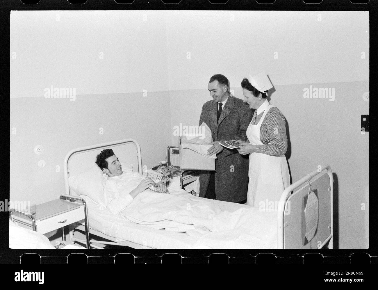 Corrente 57-6-1960: Quando le luci sono accese là... In tutto il mondo, piccole parti della Norvegia hanno celebrato il Natale e si sono preparate per il Natale ancora più intensamente di noi qui a casa. In una tipica città marinara come Amburgo con un pesante traffico navale norvegese, il marinaio Eilif Jacobsen e il suo assistente Ragnar Hellstrand e altri aiutanti hanno avuto un Natale peggiore di qualsiasi casalinga norvegese vecchio stile. Hanno uno spettacolo di Natale tutto l'anno. Smører Rolf Sundvoll era stato da solo in un ospedale di Amburgo per due giorni quando l'assistente Hellstrand arrivò con il pacchetto. Sundvoll d Foto Stock