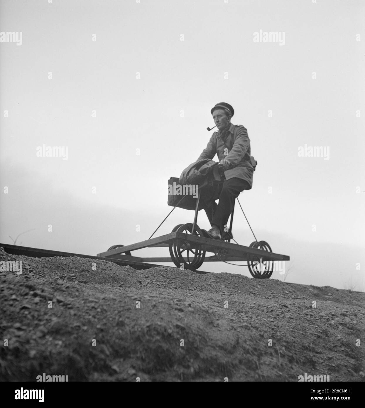 Attuale 25-26-1948: Si sentono al sicuro su un treno a piena velocità [immagine 0001]la ferrovia è ancora alle prese con le conseguenze della guerra, le attrezzature usurate non sono state sostituite. Tuttavia, la sicurezza è di primo livello. NSB è al vertice in Europa per quanto riguarda la sicurezza stradale. Qui è Fognes Hansen sul treno per un controllo di routine per vedere se la linea è in ordine. Nel buio, il freddo e la tempesta, i ranger hanno un lavoro che è più di uno asino. Ma quelli di noi che viaggiano e godono lo sforzo, mai pensiamo a loro? Børretzen / Aktuell / NTB ***FOTO NON IM Foto Stock