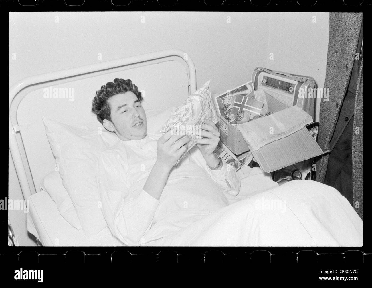 Corrente 57-6-1960: Quando le luci sono accese là... In tutto il mondo, piccole parti della Norvegia hanno celebrato il Natale e si sono preparate per il Natale ancora più intensamente di noi qui a casa. In una tipica città marinara come Amburgo, con un pesante traffico marittimo norvegese, il marinaio Eilif Jacobsen e il suo assistente Ragnar Hellstrand e altri aiutanti hanno avuto un Natale peggiore di qualsiasi casalinga norvegese vecchio stile. Hanno uno spettacolo di Natale tutto l'anno. Smører Rolf Sundvoll era stato da solo in un ospedale di Amburgo per due giorni quando l'assistente Hellstrand arrivò con il pacchetto. Sundvo Foto Stock