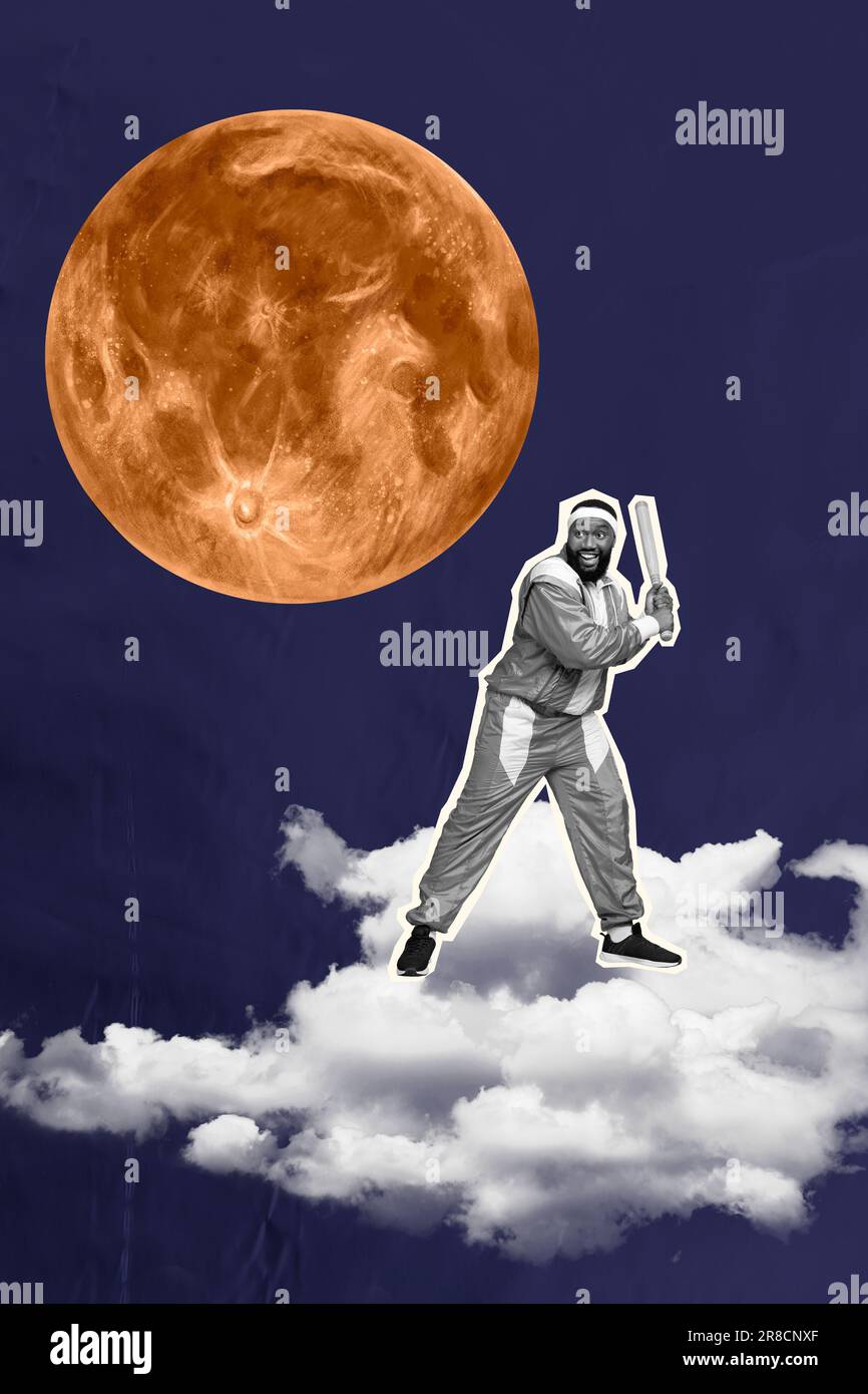 Collage verticale di mini nero bianco gamma guy tenere baseball bat grande luna piena stand nuvole cielo isolato su sfondo dipinto. Foto Stock