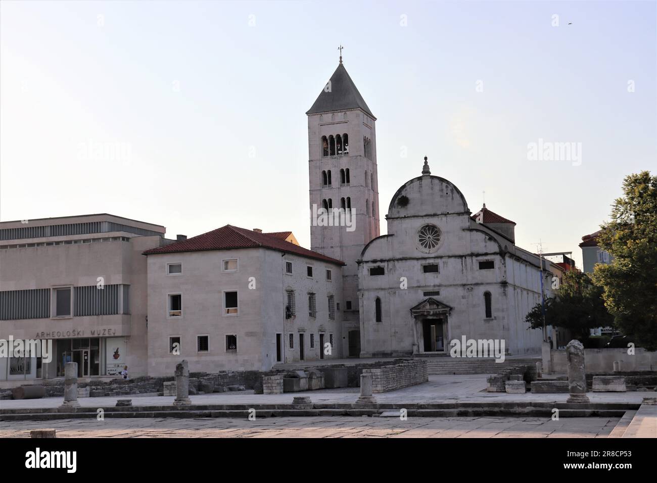 La città di Zara e i monumenti storici con chiese e una cattedrale che sono ancora in uso oggi. Le foto mostrano anche la parte costiera della città. Foto Stock