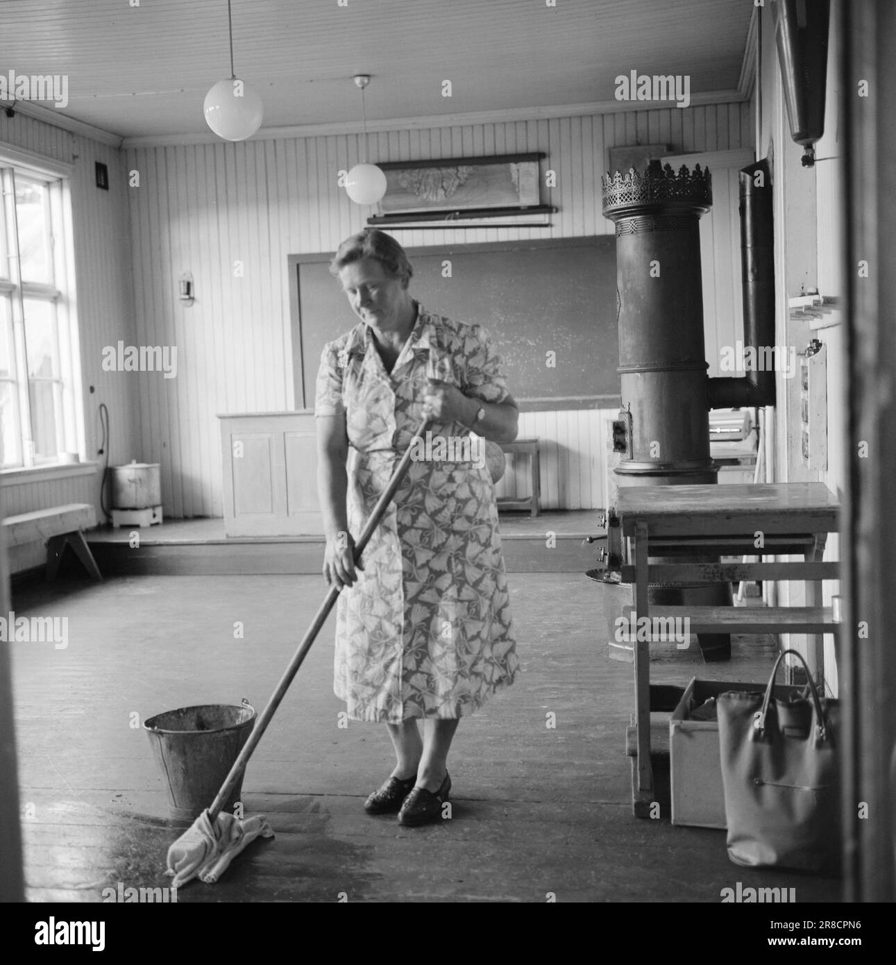 Effettivo 38-2-1960: Costo un anno scioperi della scuola può avere ragioni diverse, ma quelli che pagano sono i bambini. In alcuni casi, i genitori hanno insegnato ai bambini a casa, ma le autorità scolastiche non sono state in grado di accettarlo come insegnamento, per cui i bambini in questione hanno dovuto iniziare in una classe che avrebbero dovuto iniziare l'anno scorso. La moglie del janitor della vecchia scuola di Gretviken, Emma Sundet, ha detto: 'I bambini pensano che qui sia troppo freddo' e abbiamo anche pensato che l'edificio scolastico fosse piuttosto inadatto per il suo scopo - due sale scolastiche e condizioni igieniche non igieniche, Foto Stock