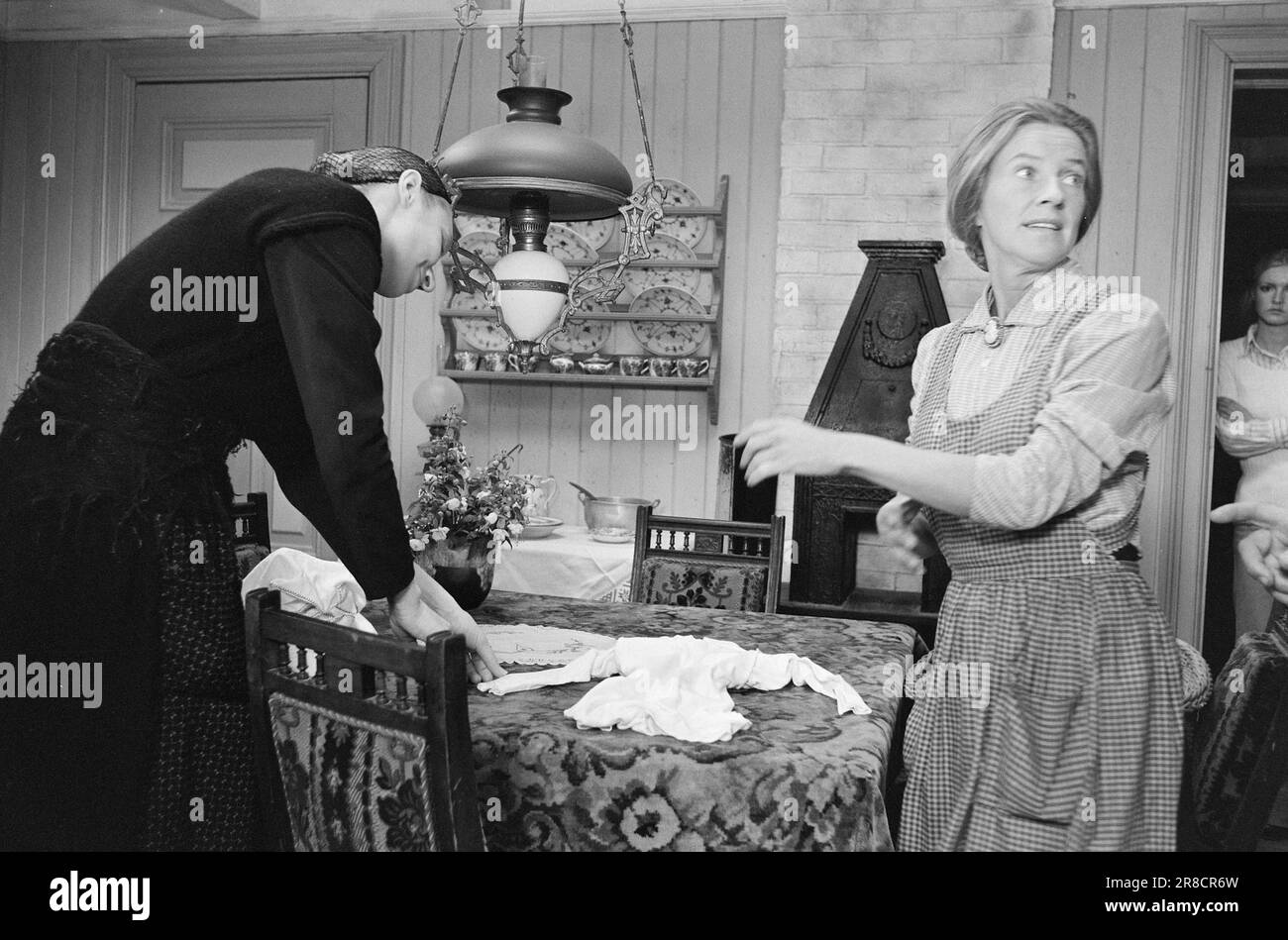 Attuale 23 - 1 - 1974: Un film sul film di KidNorsk e EMI-Produksjon hanno adattato 'il Kid' di Oskar Braaten in un film, che sarà pronto per Natale. È la seconda volta che questa popolare commedia Braaten è stata trasformata in un film. Questa volta come un film musicale. Il regista è Barthold Halle, e il produttore e compositore è Egil Monn-Iversen. Nei ruoli troviamo Sølvi Wang come Hønselovisa e Ragnhild Nygård come Krestna. Il medico è interpretato da Frimann Falck Clausen, e le guardie notturne da Carsten Byhring e Harald Heide Steen. Hønselovisa (Sølvi Wang, a destra) e Krestna (Ragnhild Nygå Foto Stock