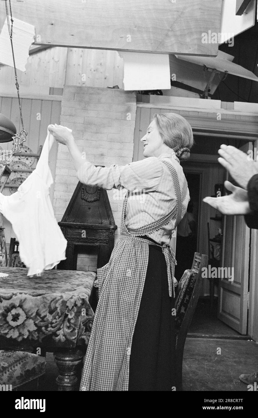 Attuale 23 - 1 - 1974: Un film sul film di KidNorsk e EMI-Produksjon hanno adattato 'il Kid' di Oskar Braaten in un film, che sarà pronto per Natale. È la seconda volta che questa popolare commedia Braaten è stata trasformata in un film. Questa volta come un film musicale. Il regista è Barthold Halle, e il produttore e compositore è Egil Monn-Iversen. Nei ruoli troviamo Sølvi Wang come Hønselovisa e Ragnhild Nygård come Krestna. Il medico è interpretato da Frimann Falck Clausen, e le guardie notturne da Carsten Byhring e Harald Heide Steen. Foto: Aage Storløkken / Ivar Greftegreff / Aktuell / NTB Foto Stock