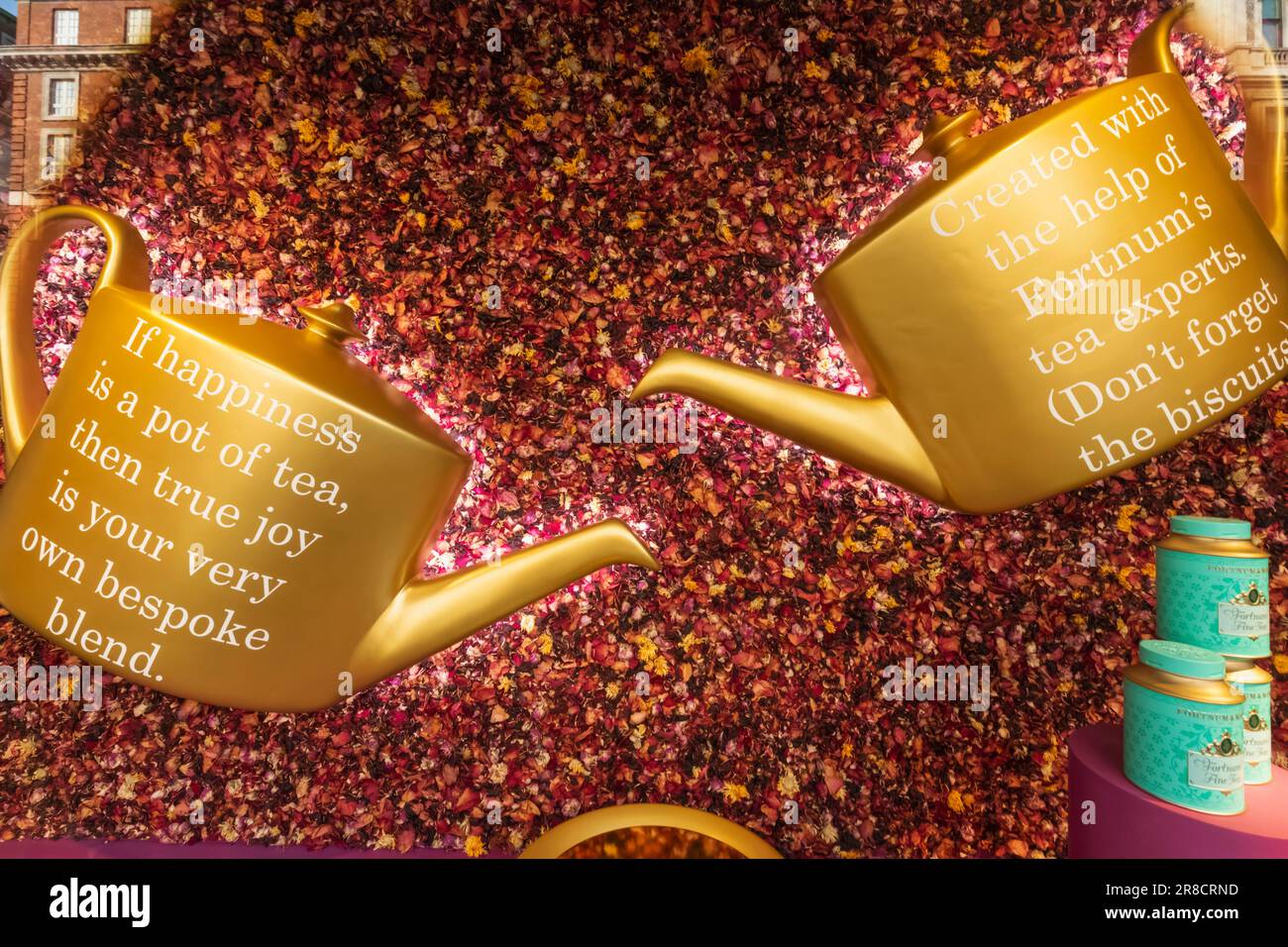 Inghilterra, Londra, Piccadilly, Fortnum & Mason Store, vetrina delle teiere d'oro Foto Stock