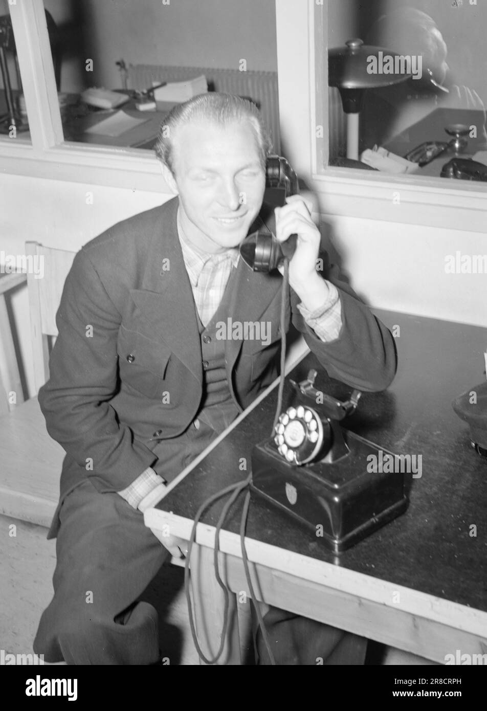 Attuale 21-5-1947: Viking - SkeidQuesto anno finalisti la finale sarà uno showdown tra due buoni team tecnici. La maggior parte dei giocatori di Skeid e Viking si divergono al meglio su piazzole bagnate e pesanti. Cucchiaio H. mezzo Willy Sundblad. 29 anni. Sposato, 1 figlio. Proveniva da Lilleborg 1938. 4 grucce Oslo master. Giocata 3 finali prima. 1 incontro Nazionale A contro la Danimarca 1939. 5 partite di città. Vaso grande e potente con un raggio molto attivo. Hobby: Sci e attività all'aperto. Foto: Aktuell / NTB ***FOTO NON ELABORATA*** Foto Stock