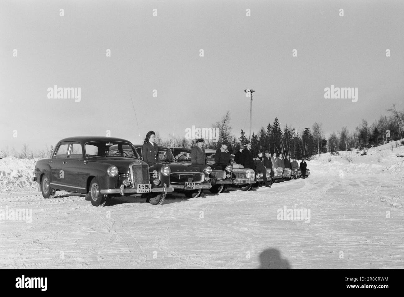 Attuale 5-6-1960: Su una strada liscia attualmente, sia i dilettanti e professionisti sono invitati ad una festa allegra ma utile velocità su strade lisce, ed è chiaro che il più sano e tranquillo uscire il più veloce. L'attrezzatura probabilmente gioca un certo ruolo, ma i test hanno dimostrato che le reali capacità di guida contano più di tutte le belle gomme invernali nel mondo. I partecipanti sono allineati qui prima dell'inizio. C'erano ben noti piloti di rally, tassisti e automobilisti piuttosto ordinari, anche se piuttosto ordinario è forse un understatement, perché è piuttosto difficile da ottenere chiunque t Foto Stock