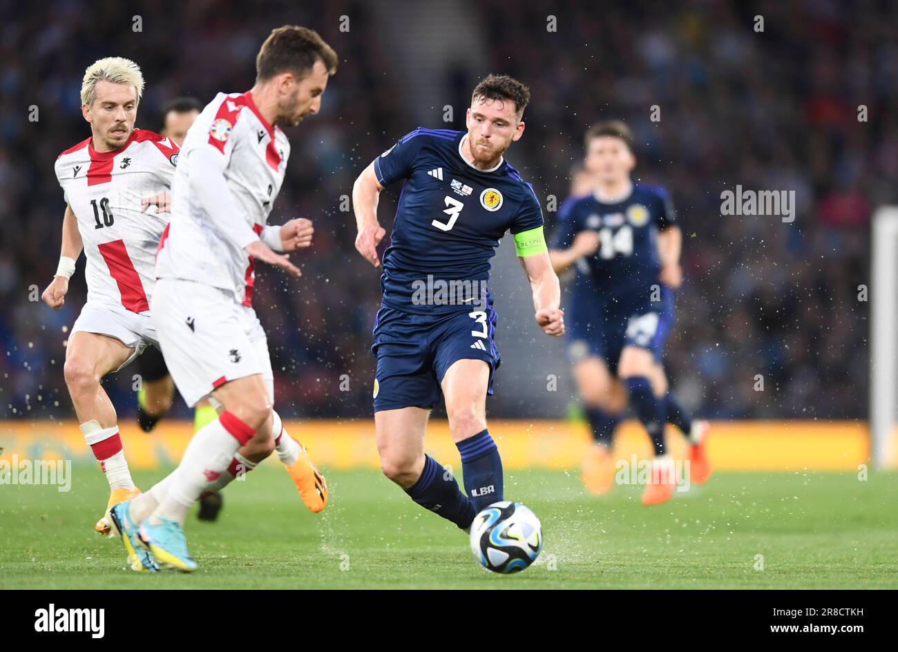 Glasgow, Regno Unito. 20th giugno, 2023. OTAR Kakabadze della Georgia e Andy Robertson della Scozia durante la partita di qualificazione del Campionato europeo UEFA ad Hampden Park, Glasgow. Il credito dell'immagine dovrebbe essere: Neil Hanna/Sportimage Credit: Sportimage Ltd/Alamy Live News Foto Stock