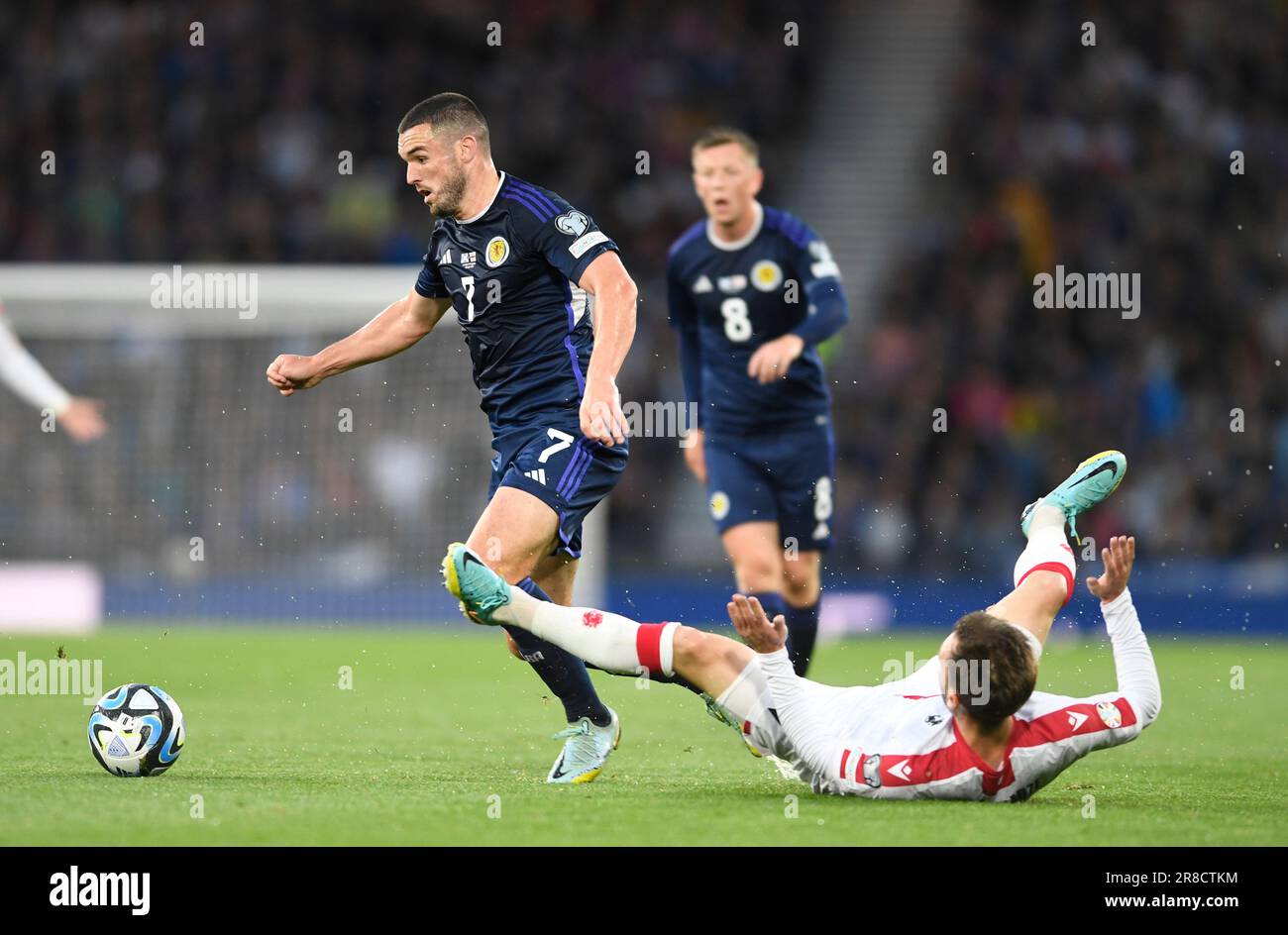 Glasgow, Regno Unito. 20th giugno, 2023. OTAR Kakabadze della Georgia e John McGinn della Scozia durante la partita di qualificazione del Campionato europeo UEFA ad Hampden Park, Glasgow. Il credito dell'immagine dovrebbe essere: Neil Hanna/Sportimage Credit: Sportimage Ltd/Alamy Live News Foto Stock