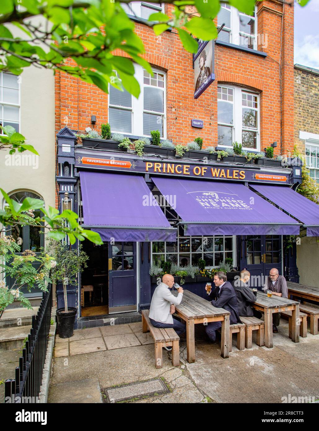 The Prince of Wales pub, Cleaver Square, Kennington, Londra, Regno Unito Foto Stock