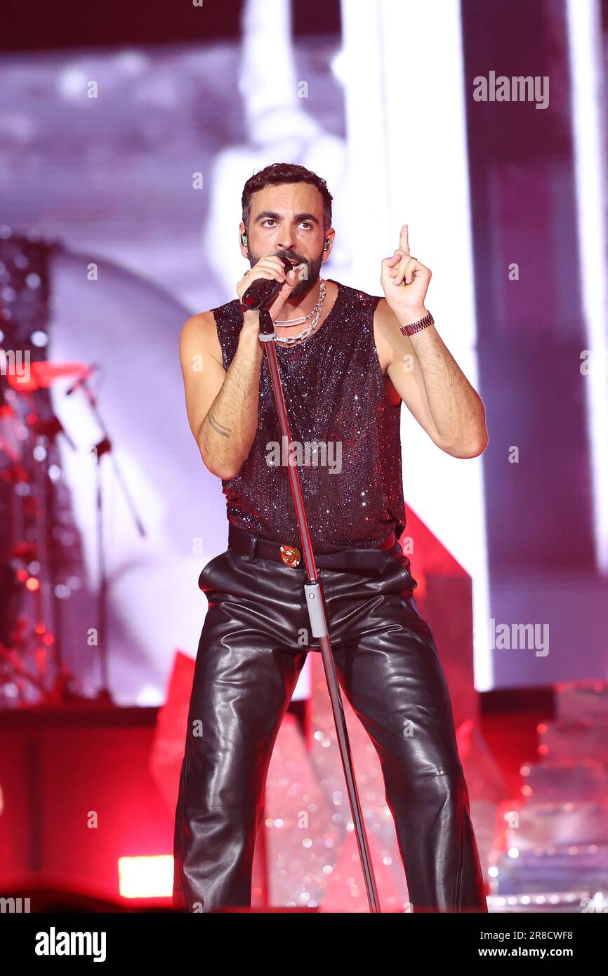 Padova, Italia. 20th giugno, 2023. MARCO MENGONI MARCO NEGLI STADI 2023 STADIO EUGANEO - PADOVA Marco Mengoni, primo artista italiano ad aver vinto il Best European Act agli MTV Europe Music Awards, premio vinto nel 2010 e nuovamente nel 2015, Oltre al primo artista italiano nella storia ad esibirsi alla Billboard Film & TV Music Conference di Los Angeles nel 2013. Recentemente ha partecipato all'Eurovisione 2023 vincendo il quarto posto. Nella foto Marco Mengoni Credit: Independent Photo Agency/Alamy Live News Foto Stock