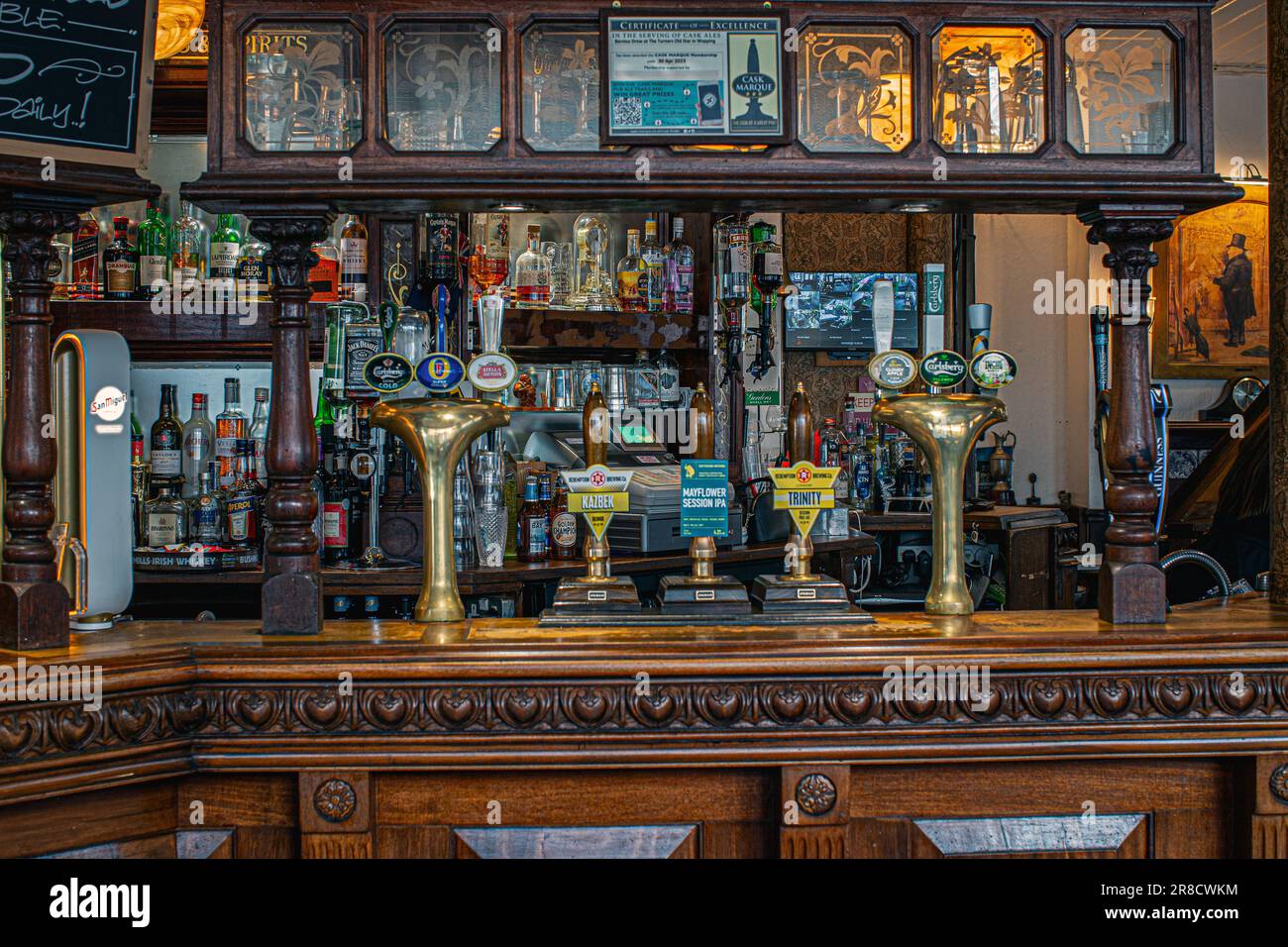 Bar interno del pub The Turners Old Star a Wapping, Londra, Regno Unito Foto Stock