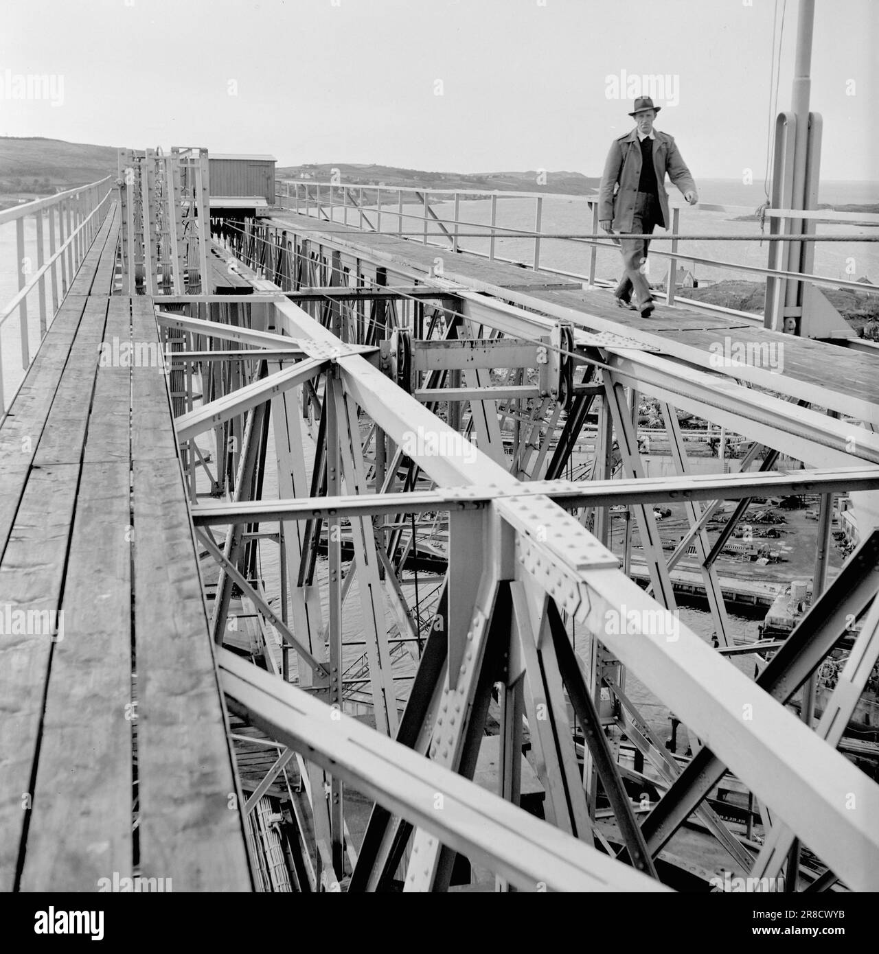 Corrente 21-4-1950: Rosenberg: Un'avventura tecnicaIn un angolo infernale, la saldatura difettosa può essere abbastanza fatale. L'officina meccanica di Rosenberg prende raggi X delle barche che costruiscono prima di rilasciarle negli oceani del mondo. Dopo la guerra hanno avuto una violenta espansione, e sono ora senza dubbio i più moderni della Norvegia nel loro genere. Foto: Sverre A. Børretzen / Aktuell / NTB ***FOTO NON ELABORATA*** Foto Stock