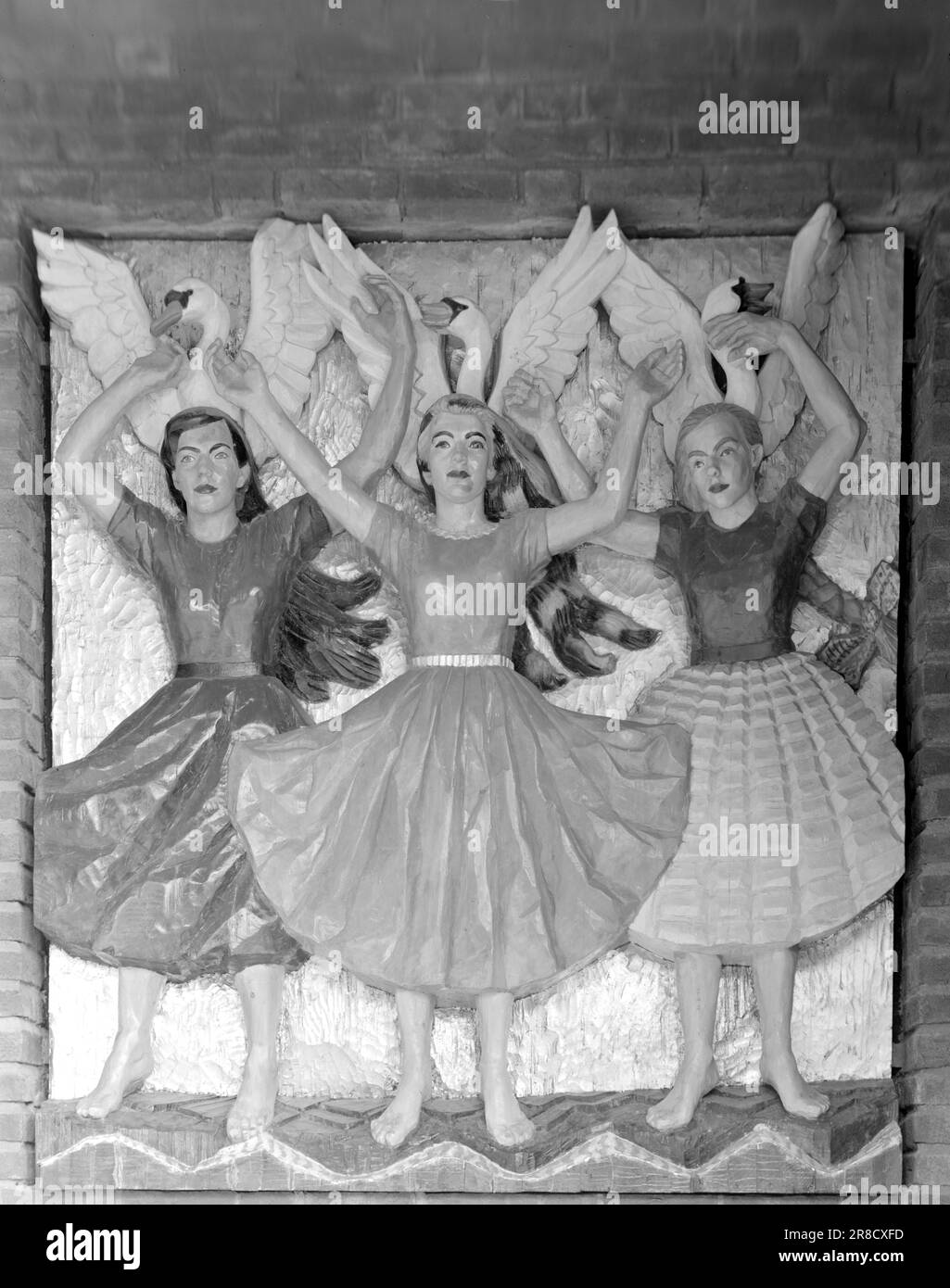 Attuale 14-1950: Il moderno edificio di rappresentanza della Norvegia. Municipio di Oslo. Nella loggia su entrambi i lati del cortile del Municipio si trova un fregio Yggdrasil di Dagfin Werenskiold. In dieci rilievi lignei policromi, l'artista ha fantasticato i motivi della mitologia norrena. I rilievi sono scolpiti da pino senza nodi e preparati appositamente in modo che possano reggersi per centinaia di anni. Nella nostra vecchia mitologia, Yggdrasil era l'albero del mondo, con una corona che raggiunse tutto il cielo e con una radice con gli uomini, una con gli dei e una nel mondo sotterraneo. Il serpente Nidhogg prova t Foto Stock