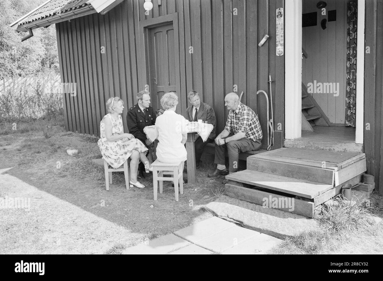 Attuale 22 - 2 - 1974: DUS con il PoliceLa polizia distrettuale è uno strano fenomeno che agisce come una sorta di zona cuscinetto tra il poliziotto ordinario e il ragazzo in strada. Lo scopo principale è quello di prevenire la criminalità. La corrente è con gli ufficiali Helge Løhren e Lars Stubstad. Visita di Maria e Reidar Ødegården a Østmarka. Entrambi sono stati attivamente coinvolti nel lavoro con i giovani del distretto. Foto: Ivar Aaserud / Aktuell / NTB ***FOTO NON ELABORATA*** Foto Stock