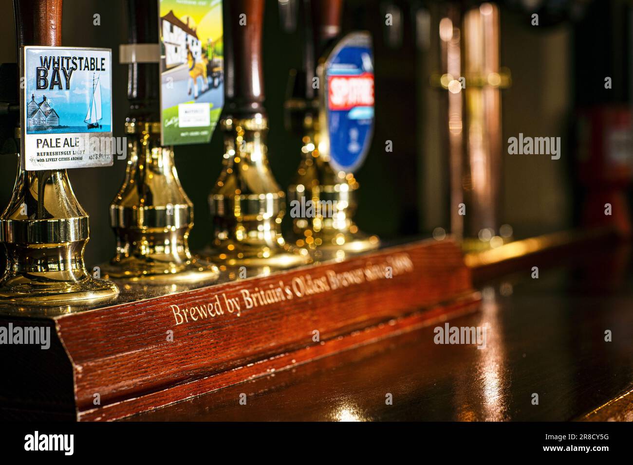 Birra pompa al pub in botte e vetro a Palace St, Londra, Regno Unito Foto Stock
