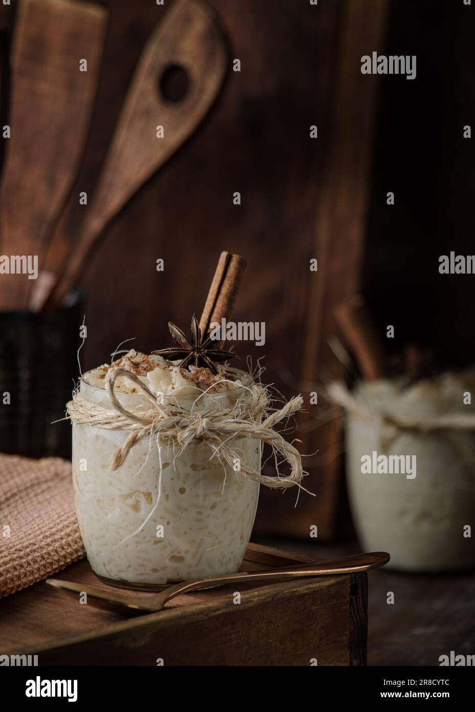 Budino di riso. Dolce tradizionale venezuelano. Su un tavolo di legno. Foto Stock