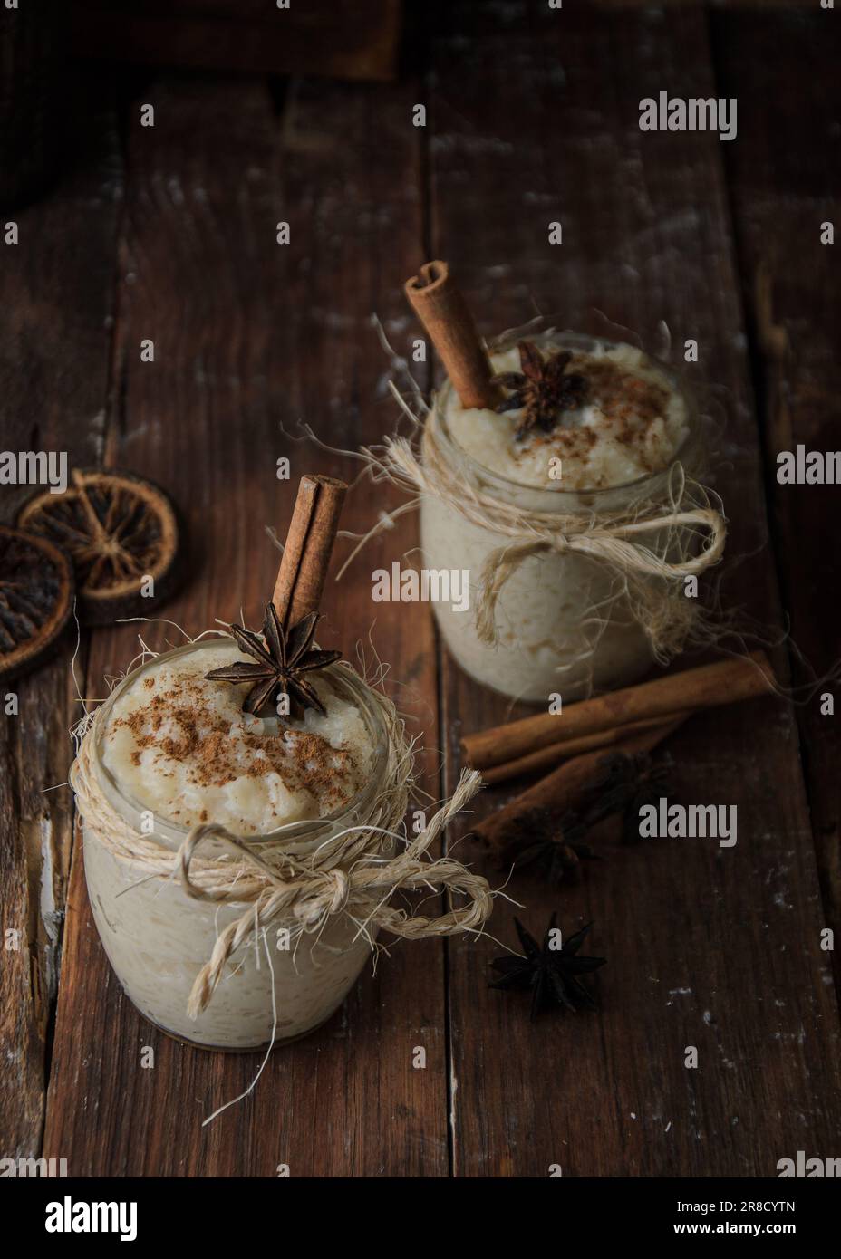 Budino di riso. Dolce tradizionale venezuelano. Su un tavolo di legno. Foto Stock
