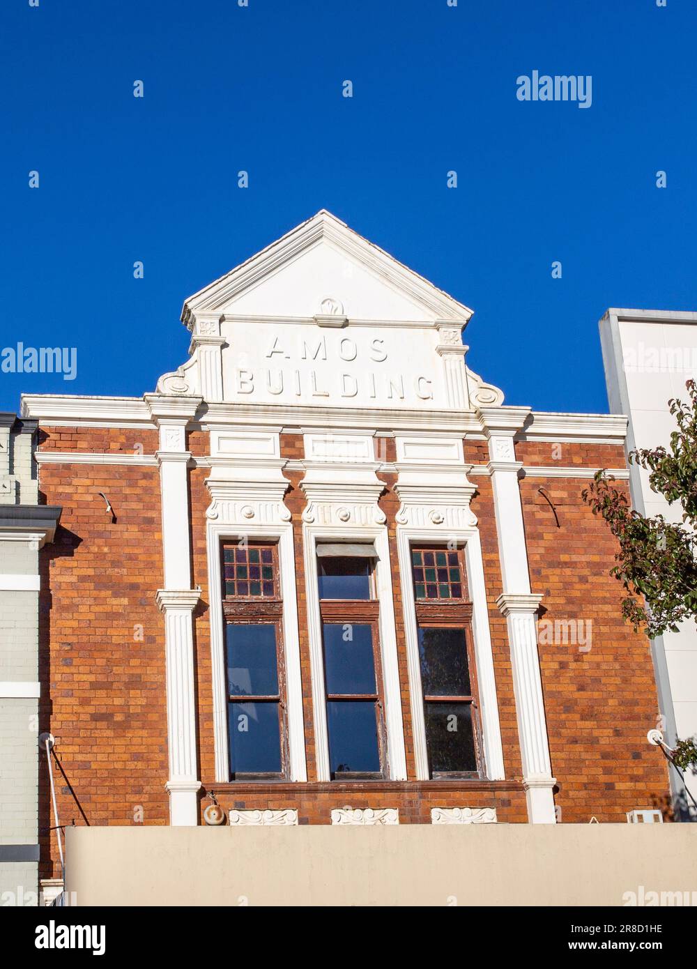 Il Toowoomba Amos Building è un patrimonio storico costruito all'inizio del 20th ° secolo con finestre strette e tetto greco a Ruthven Street. Foto Stock