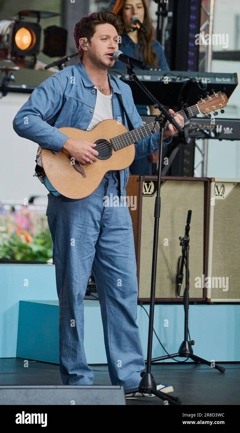 NEW YORK, NY, USA - 09 GIUGNO 2023: Niall Horan si esibisce nella serie di concerti 'Today' Show della NBC al Rockefeller Plaza. Foto Stock