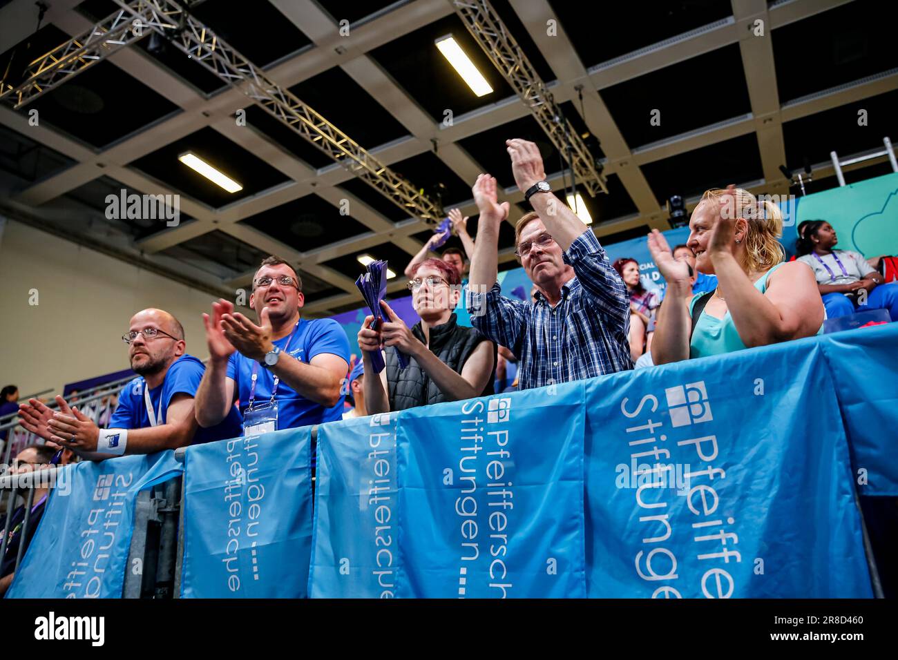 Berlino, Germania. 20th giugno, 2023. I tifosi si rallegrano durante le Olimpiadi speciali Summer World Games Berlin 2023 nel centro congressi Messe. I Giochi di Berlino del 2023 ospitano 7000 atleti con disabilità di apprendimento provenienti da quasi 190 paesi. Le Olimpiadi speciali sono un'organizzazione benefica internazionale che mira a includere gli individui con disabilità didattiche nel regno degli sport olimpici. Berlino 2023 è il più grande evento sportivo e benefico del 2023. Credit: SOPA Images Limited/Alamy Live News Foto Stock