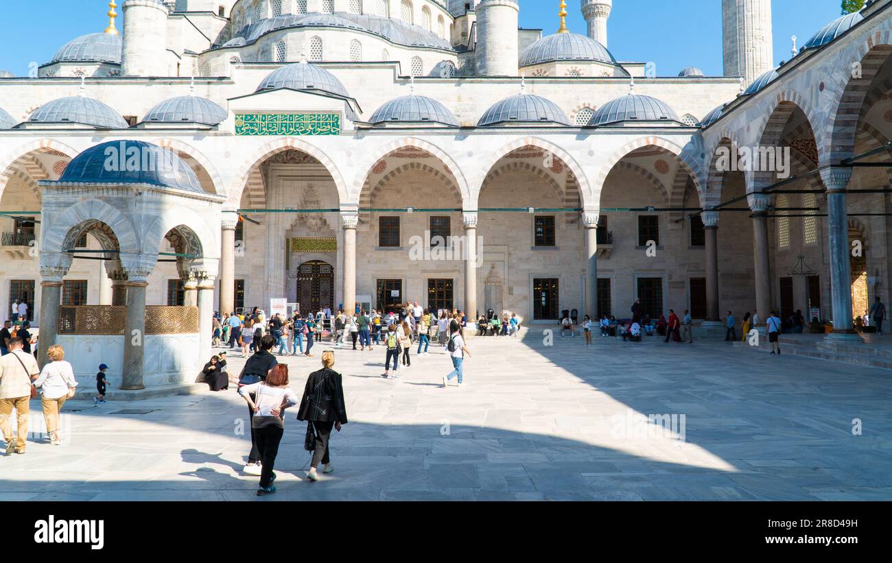 Moschea Blu. Moschea di Sultanahmet. I turisti che visitano la moschea blu durante la festa del sacrificio islamico. Istanbul, Turchia, 21 giugno 2023. Foto Stock