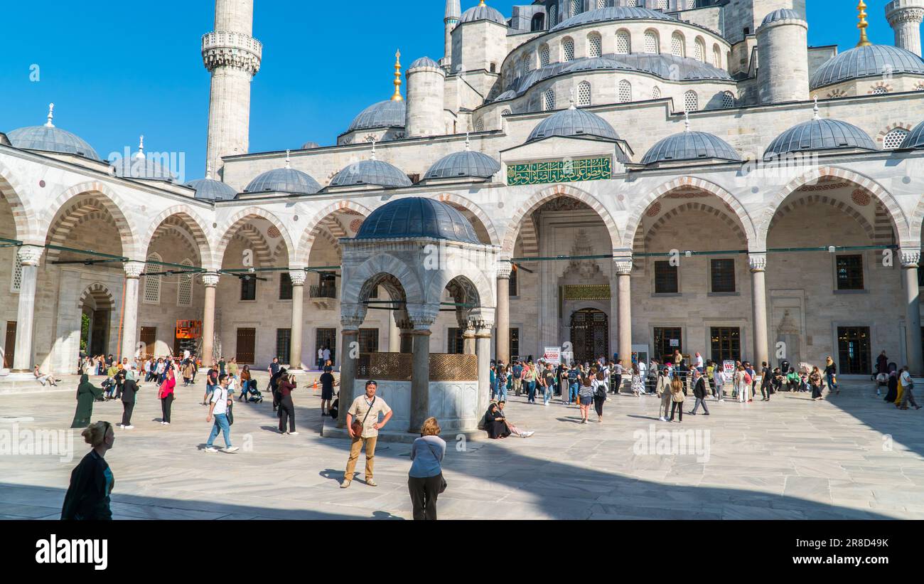 Moschea Blu. Moschea di Sultanahmet. I turisti che visitano la moschea blu durante la festa del sacrificio islamico. Istanbul, Turchia, 21 giugno 2023. Foto Stock
