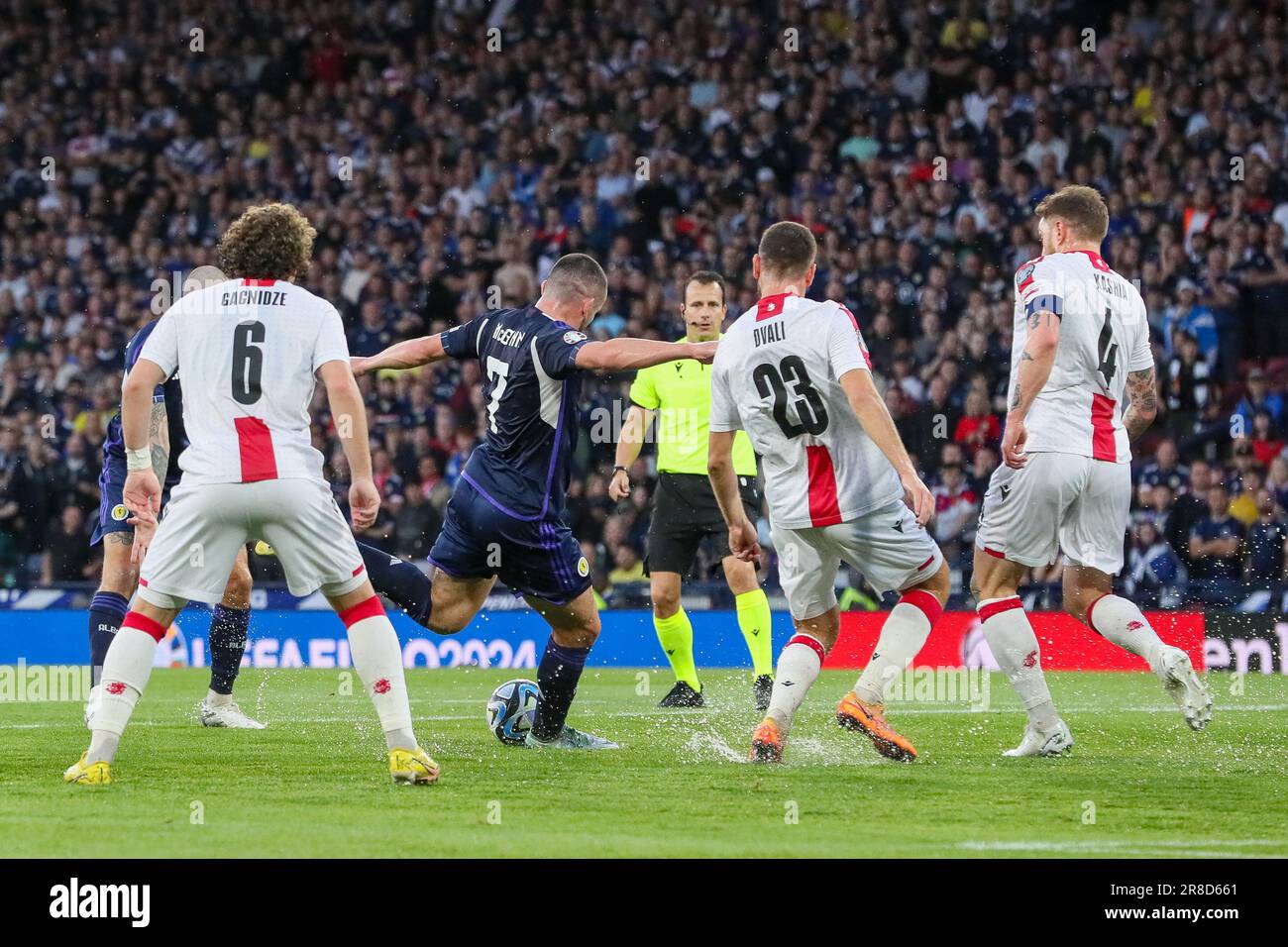 Glasgow, Regno Unito. 20th giugno, 2023. Nel Campionato europeo 2024, turno di qualificazione, Callum McGregor ha segnato il primo gol scozzese dopo 6 minuti. Poco dopo che l'arbitro ha sospeso il gioco per 20 minuti a causa di condizioni di scarsa altezza dopo una pioggia molto pesante. Scott McTominay ha segnato il secondo gol della Scozia, per completare la finale con Scotland 2, Georgia 0. Credit: Findlay/Alamy Live News Foto Stock