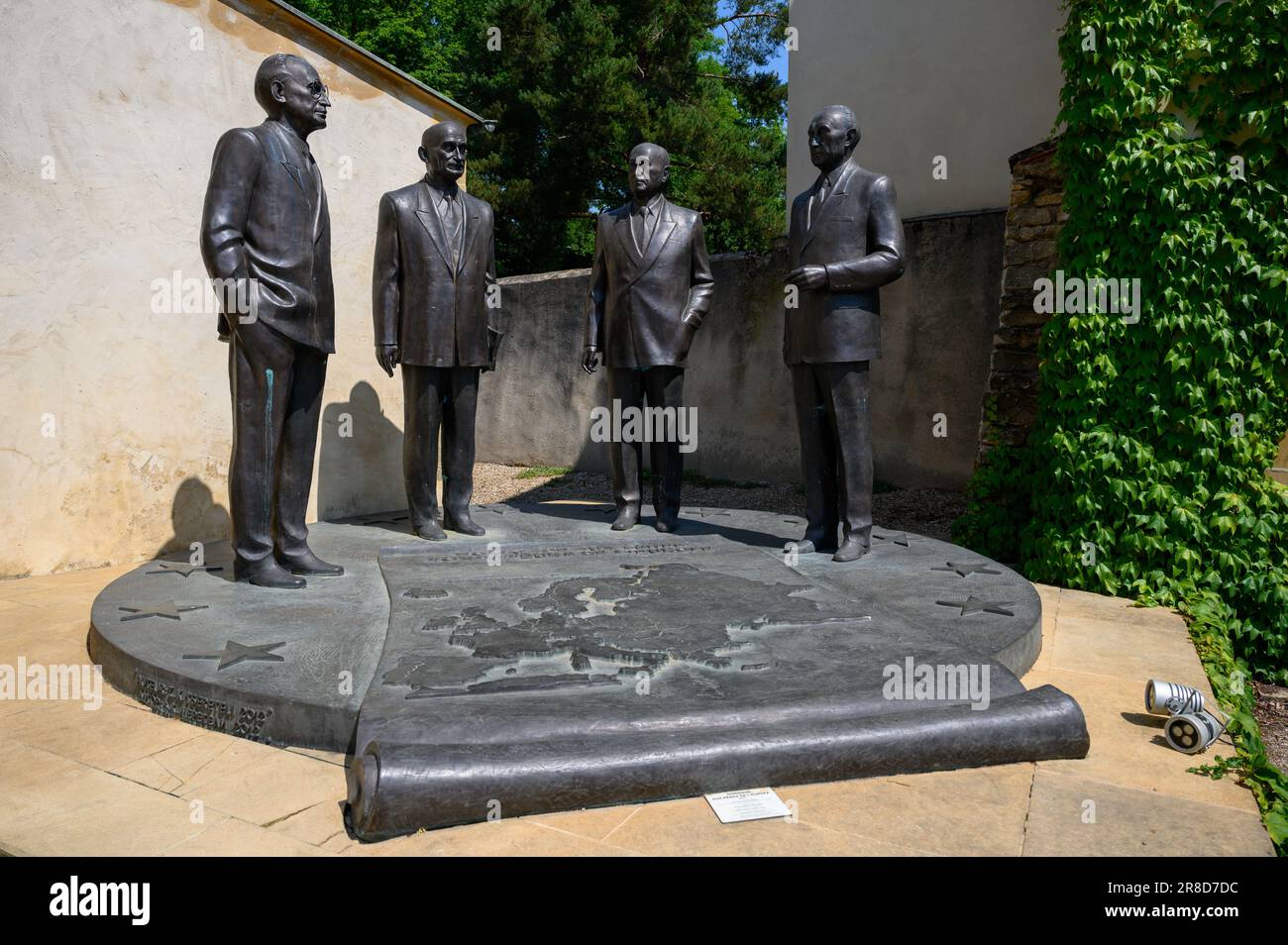 Il monumento "omaggio ai Padri fondatori d'Europa" di fronte alla casa di Schuman a Scy-Chazelles dell'artista russo Zurab Tsereteli. Foto Stock