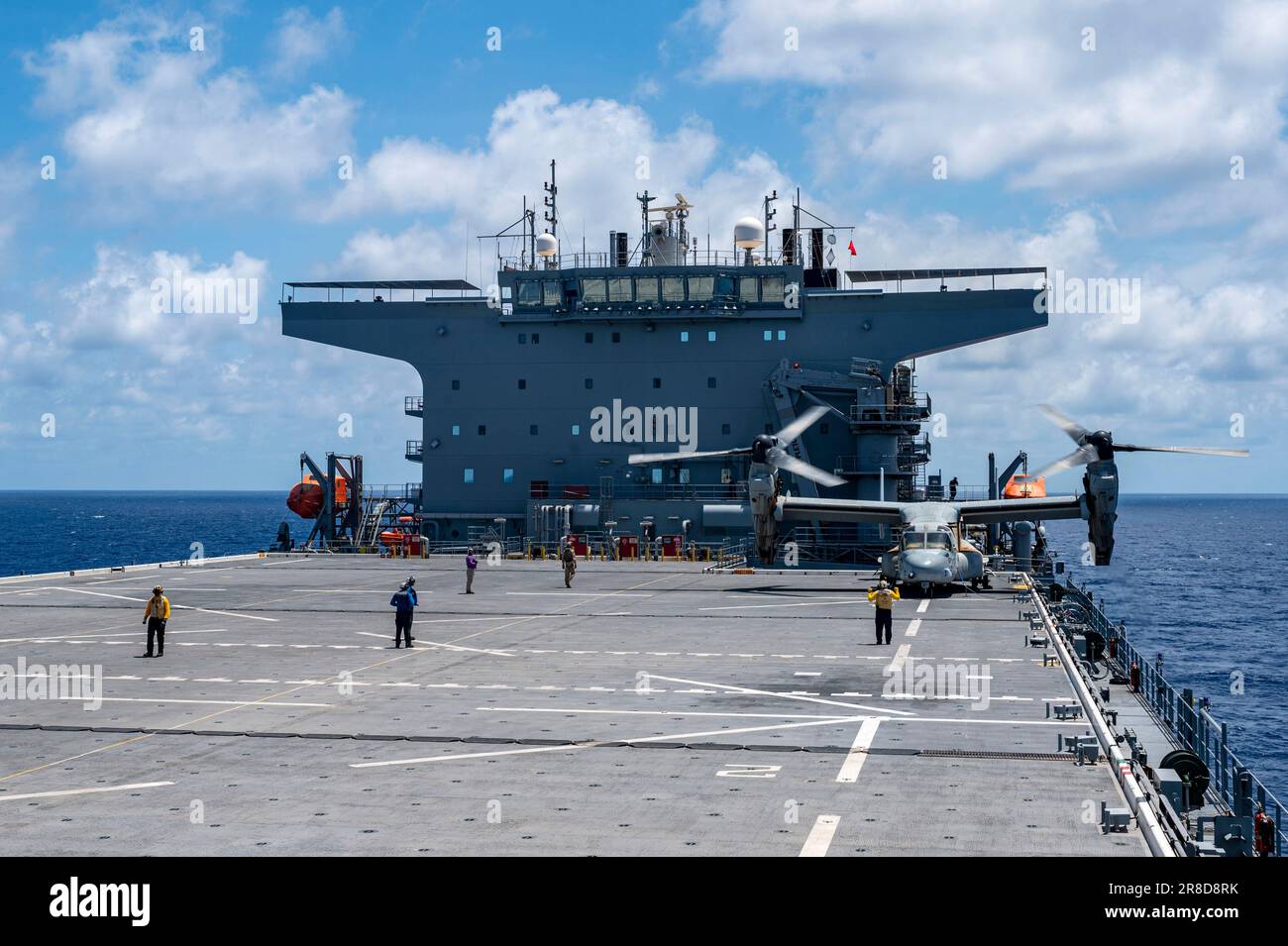 STATI UNITI Marines assegnato a Marine Medium Tiltrotor Squadron 364 (REIN), terra un MV-22B Osprey sulla USS Lewis B Puller nel Mar Rosso, 23 maggio 2023. Marines con VMM-364 ha condotto corsi di formazione per il rifornimento verticale per garantire che tutti i membri dell'equipaggio rimangano competenti, supportando al contempo le manovre navali e gli obiettivi a livello di flotta. (STATI UNITI Air Force foto di staff Sgt. Aaron Irvin) Foto Stock