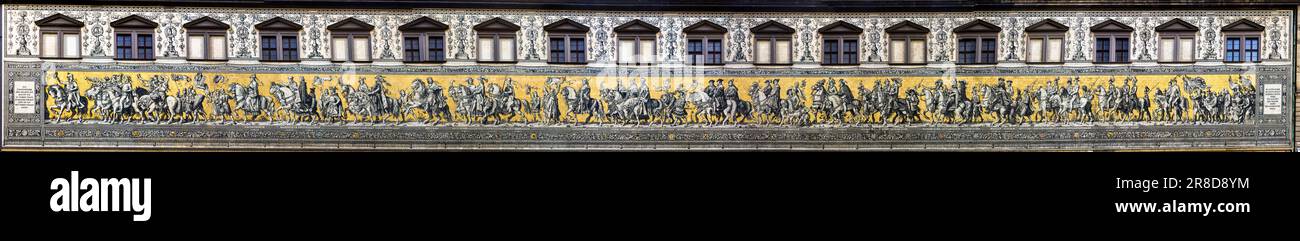 La Processione dei principi (Fürstenzug) a Dresda (Germania) è un'immagine più grande della vita di una cavalcata di cavalieri, applicata a circa 23.000 piastrelle di porcellana di Meissen. L'opera d'arte lunga 102 metri, considerata il più grande murale in porcellana del mondo, raffigura la galleria ancestrale dei 34 margravi, duchi, elettori e re della dinastia dei Wettin che governò la Sassonia tra il 1127 e il 1873. Tuttavia, se si aggiunge il principe Giorgio che cavalca alla fine della processione, che in seguito fu anche re, allora il numero totale di governanti Wettin da vedere nella processione equestre è di 35 Foto Stock