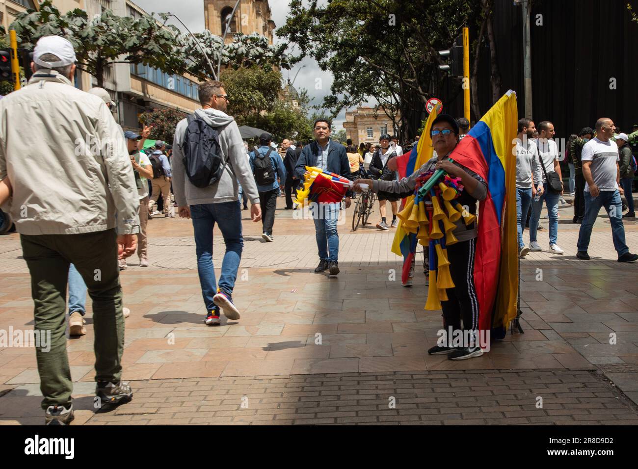 Bogota, Colombia. 20th giugno, 2023. Un venditore detiene diverse bandiere colombiane durante le proteste anti-governative contro il governo e le riforme del presidente Gustavo Petro, a Bogotà, Colombia, 20 giugno 2023. Photo by: Perla Bayona/Long Visual Press Credit: Long Visual Press/Alamy Live News Foto Stock