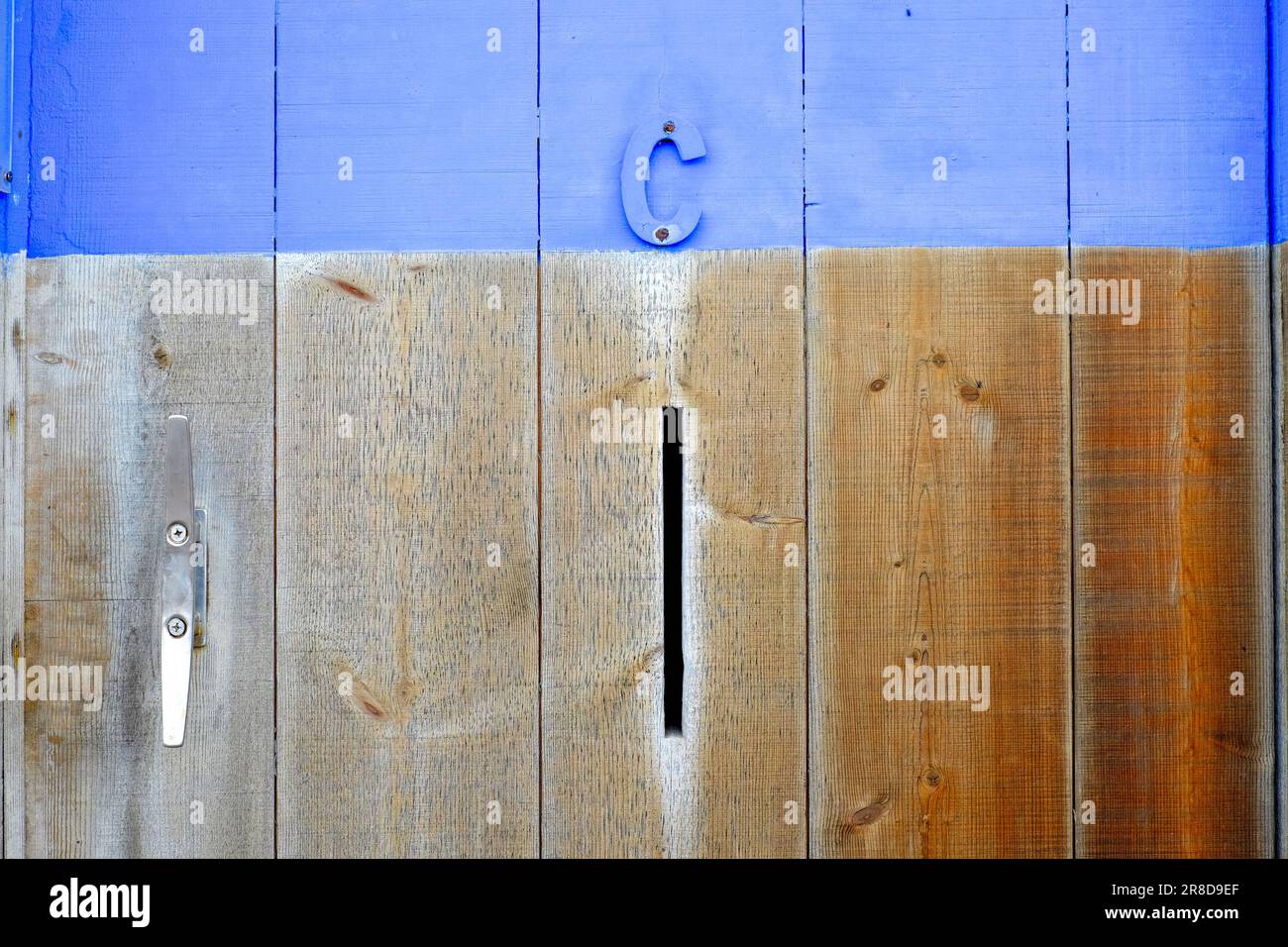 Lettera C sul blu e uno slot verticale Foto Stock