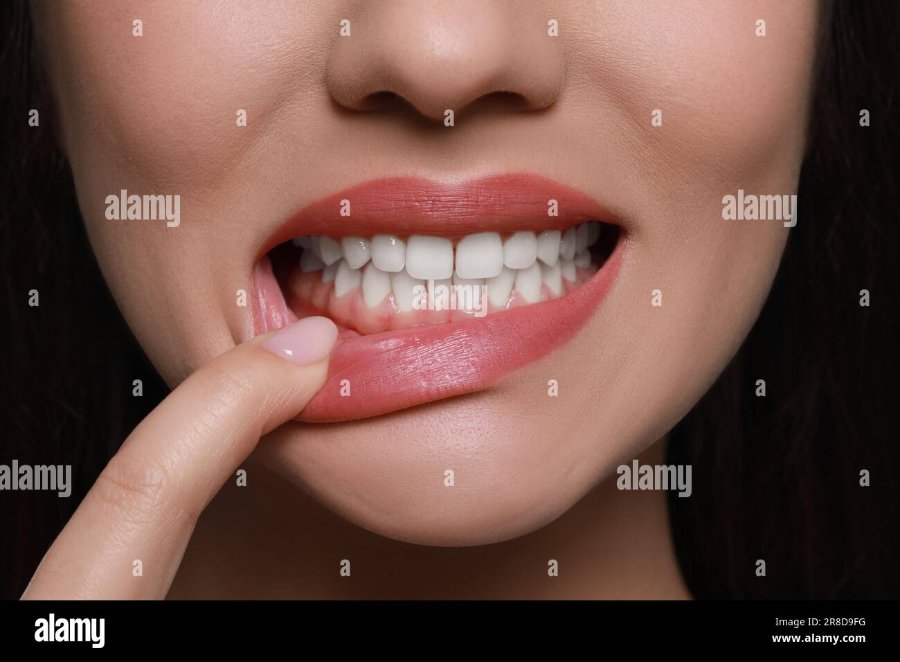 Giovane donna che mostra gengive sane, vista primo piano Foto Stock