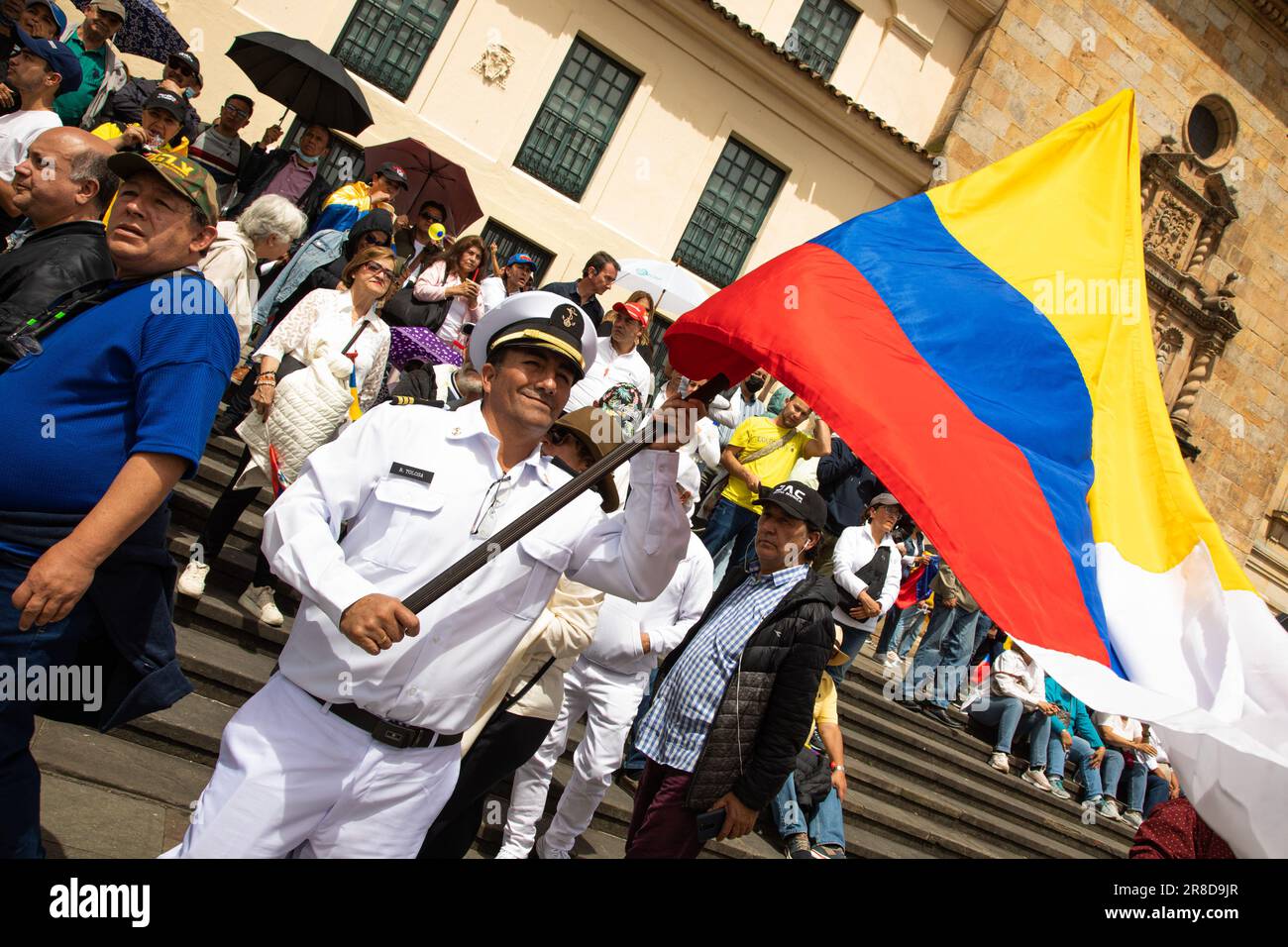 Bogota, Colombia. 20th giugno, 2023. Un uomo con una marina colombiana unibody ondeggia una bandiera colombiana durante le proteste anti-governative contro il governo e le riforme del presidente Gustavo Petro, a Bogotà, Colombia, 20 giugno 2023. Photo by: Perla Bayona/Long Visual Press Credit: Long Visual Press/Alamy Live News Foto Stock