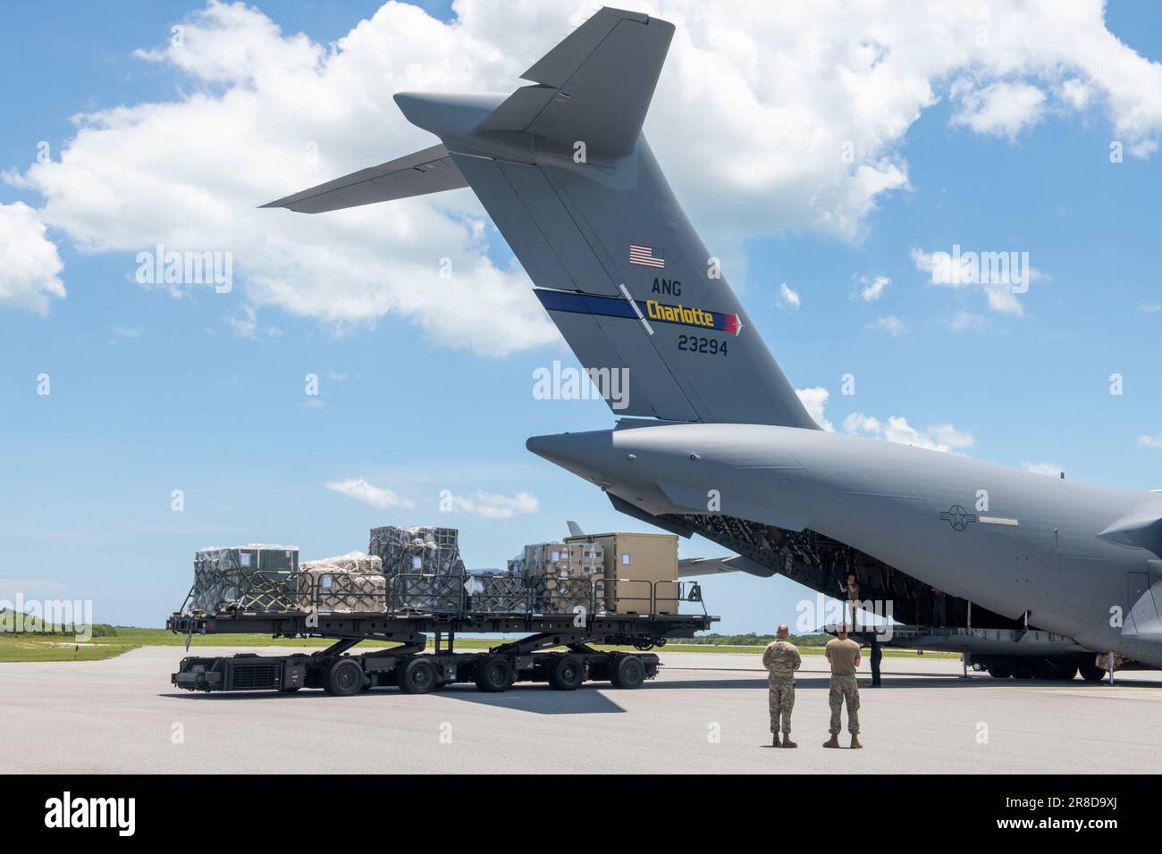 STATI UNITI I militari del 114th Electromagnetic Warfare Squadron, Florida Air National Guard, caricano pallet di carico su un C-17 Globemaster III presso la Cape Canaveral Space Force Station, Florida, 12 giugno 2023. Sette pallet di carico sono stati sollevati per via aerea alla base della Guardia Nazionale di Bangor Air, Maine, per l'esercizio THUNDER MOOSE tenuto dal 11 al 21 giugno. L'evento di formazione su sistemi di mobilità e armi multistato avrà il compito di cinque unità della Guardia Nazionale aerea di stabilire un'area operativa in avanti, ottimizzare le capacità di attacco elettromagnetico e prepararsi per un aggiornamento a un sistema di contromaricazione più agile. (STATI UNITI Air Nationa Foto Stock