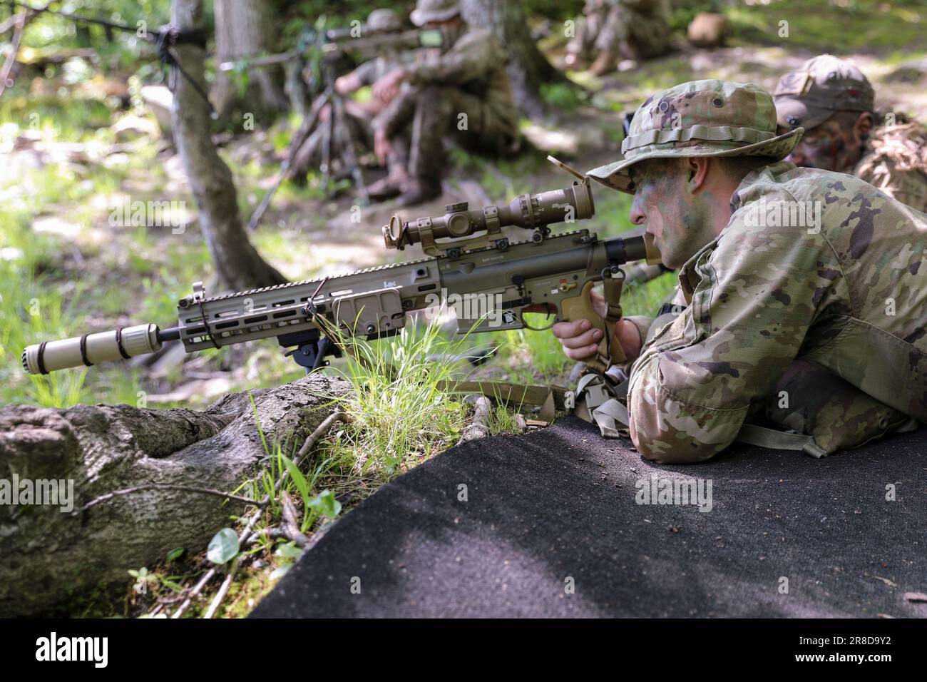 Una delle abilità più importanti di cui un cecchino ha bisogno è la capacità di colpire il proprio obiettivo senza essere visto. I soldati con la truppa di Charlie, 1st Squadrone, 172nd reggimento di cavalleria, 86th squadra di combattimento della Brigata di Fanteria (montagna), la Guardia Nazionale dell'Esercito del Vermont, esercitano le loro abilità sulla High Angle Range durante l'allenamento annuale al campo di fuoco di Ethan Allen a Gerico, Vermont, giugno 14. Foto Stock