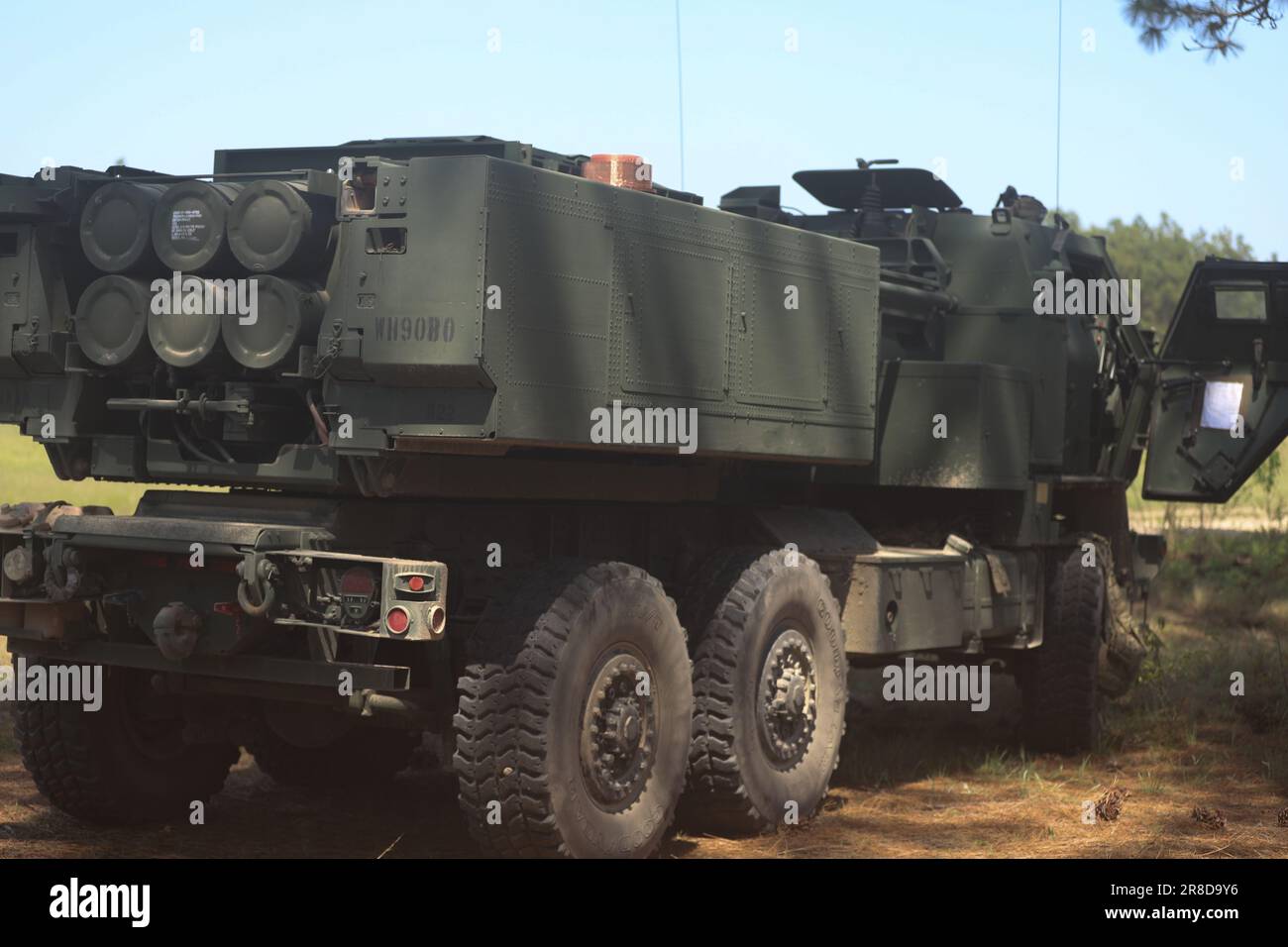 Un dispositivo di protezione dell'antenna GPS è sulla parte superiore di un sistema di razzo ad alta mobilità (HIMARS) 19 aprile 2023 a Fort Bragg, N.C. Il dispositivo è fondamentale affinché HIMARS mantenga una forte connessione GPS in presenza di interferenze nemiche. (STATI UNITI Foto dell'esercito di Pvt. Alexcia Rupert) Foto Stock