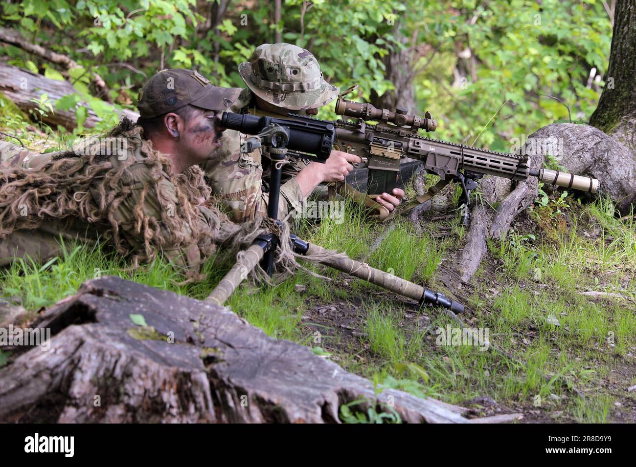 Una delle abilità più importanti di cui un cecchino ha bisogno è la capacità di colpire il proprio obiettivo senza essere visto. I soldati con la truppa di Charlie, 1st Squadrone, 172nd reggimento di cavalleria, 86th squadra di combattimento della Brigata di Fanteria (montagna), la Guardia Nazionale dell'Esercito del Vermont, esercitano le loro abilità sulla High Angle Range durante l'allenamento annuale al campo di fuoco di Ethan Allen a Gerico, Vermont, giugno 14. Foto Stock