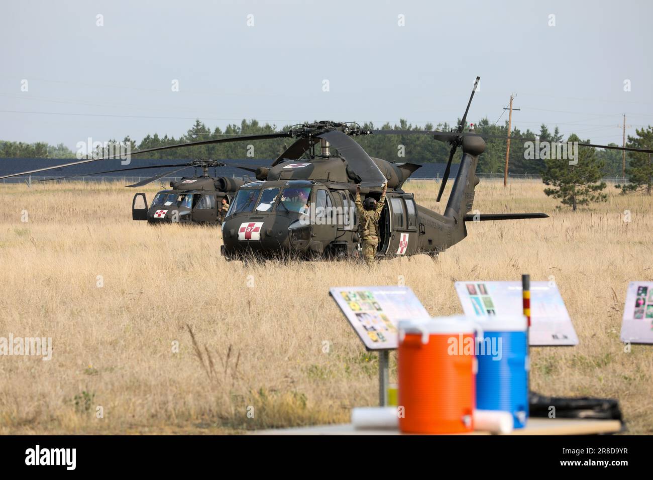 I candidati ufficiali del 175th Regional Training Institute conducono un corso di formazione di massa presso il Camp Ripley Training Center il 15th giugno 2023. I soldati si sono addestrati con l'evacuazione medica UH-60 Blackhawk elicotteri con il 2-211th General Support Aviation Battaglione e hanno provato a caricare e scaricare soldati feriti dagli elicotteri. (Foto della Guardia Nazionale dell'Esercito del Minnesota di Sgt. Jorden Newbanks) Foto Stock