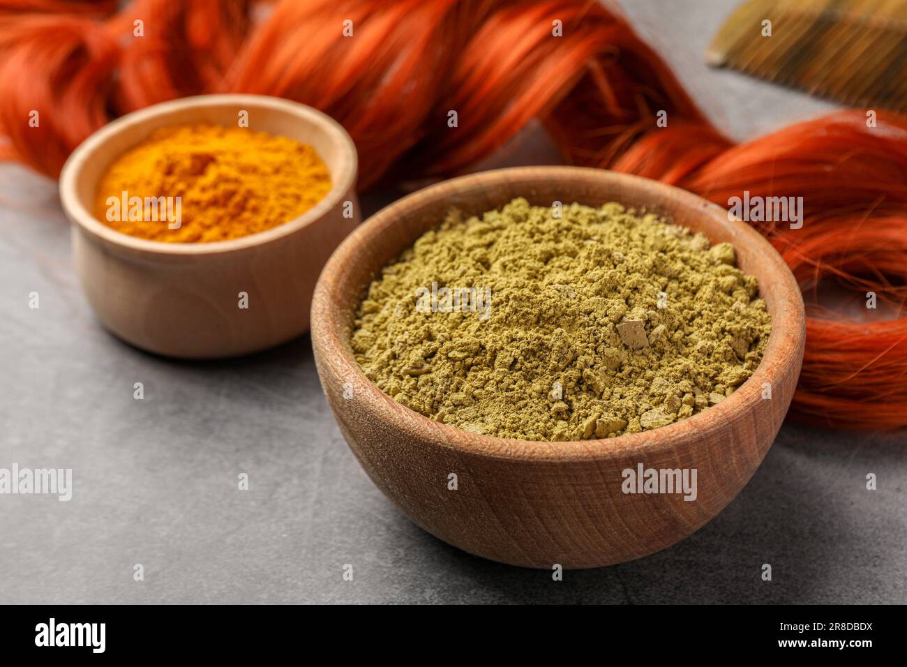 Trefolo rosso, henné e polvere di curcuma su tavola grigia, primo piano. Colorazione naturale dei capelli Foto Stock