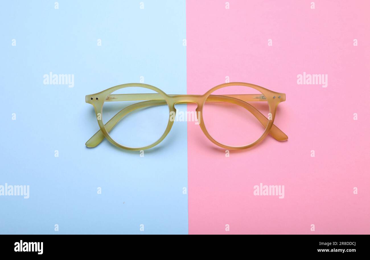 Occhiali con lenti correttive su sfondo a colori, vista dall'alto Foto Stock