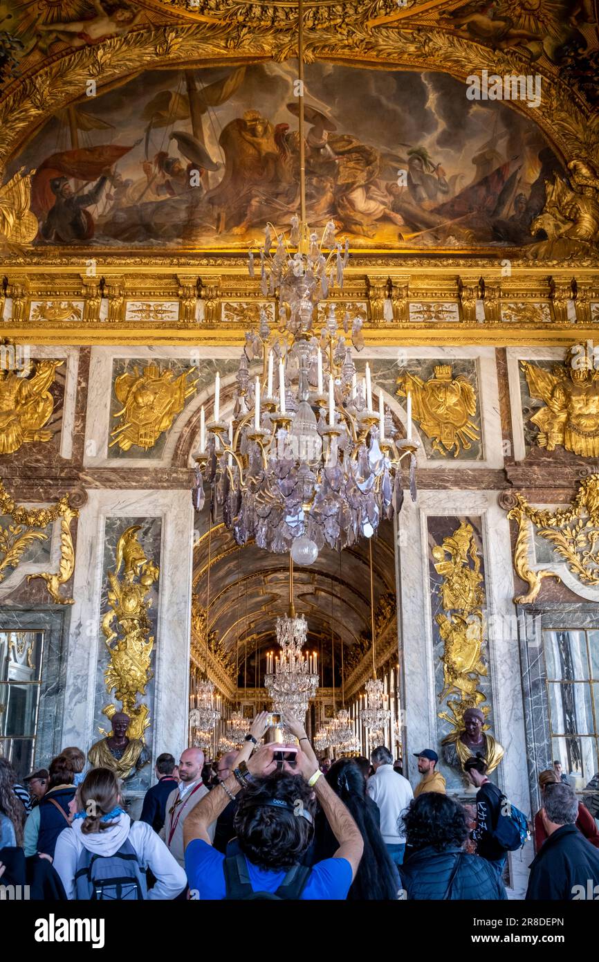 Dipinti colorati sul soffitto all'interno della Reggia di Versailles, Versailles, Francia. Foto Stock