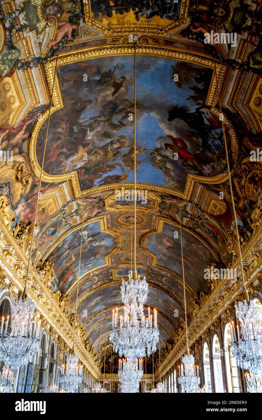 Dipinti colorati sul soffitto nella Sala degli specchi all'interno della Reggia di Versailles, Versailles, Francia. Foto Stock